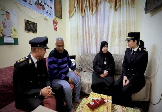 الداخلية تزور أسر الشهداء في العيد الداخلية تزور أسر الشهداء في العيد