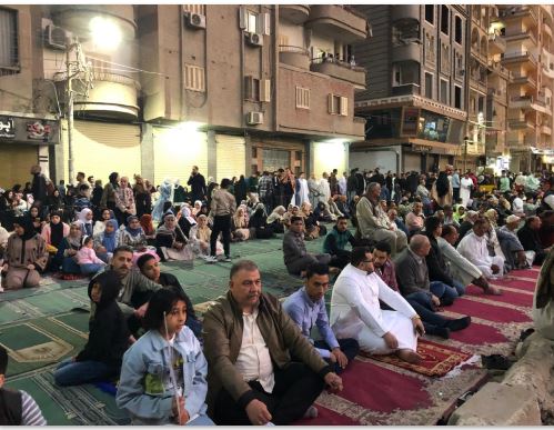 توافد المئات على المساجد والساحات بالغربية