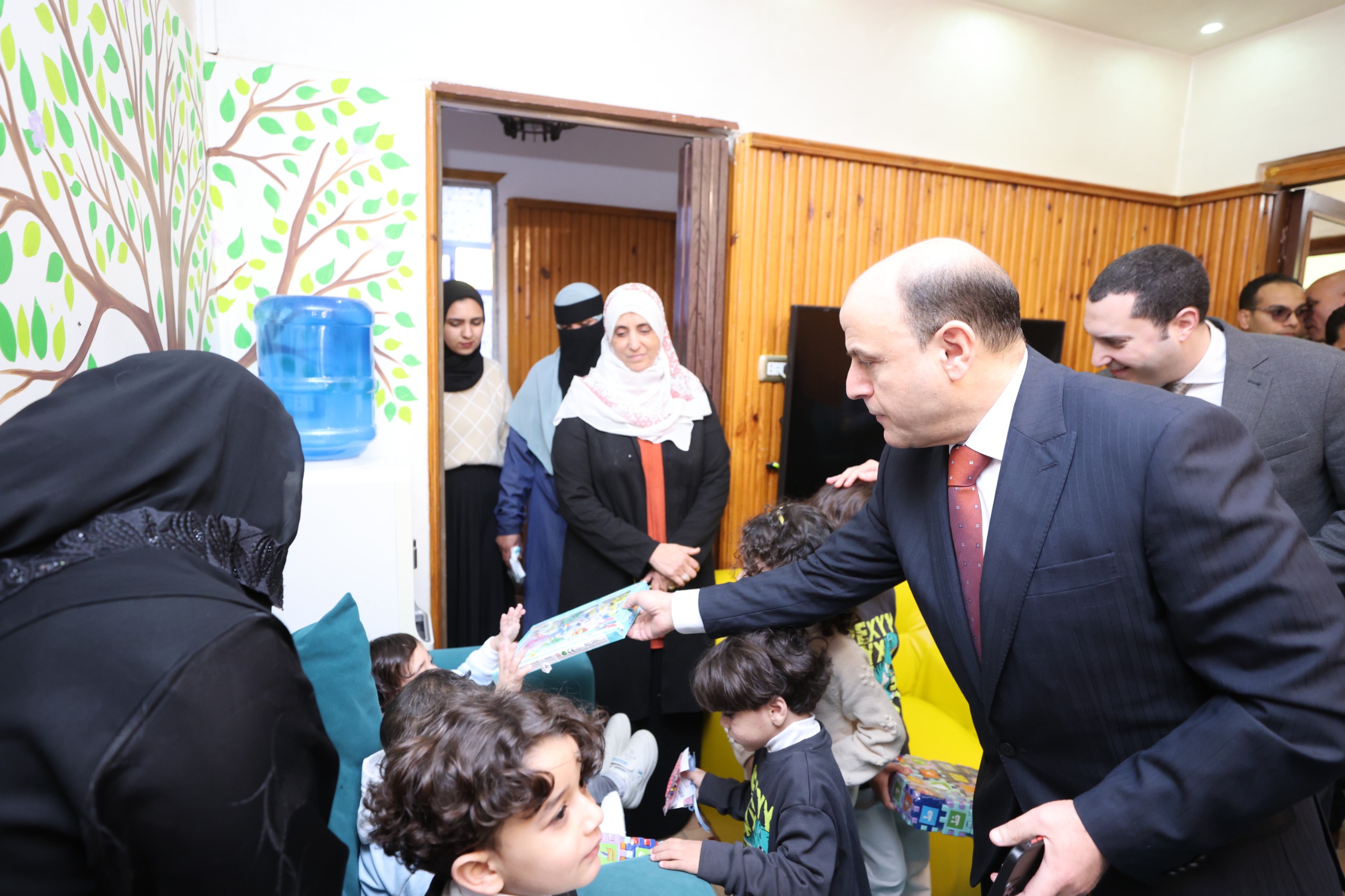 جانب من زيارة  المحافظ لدور الأيتام