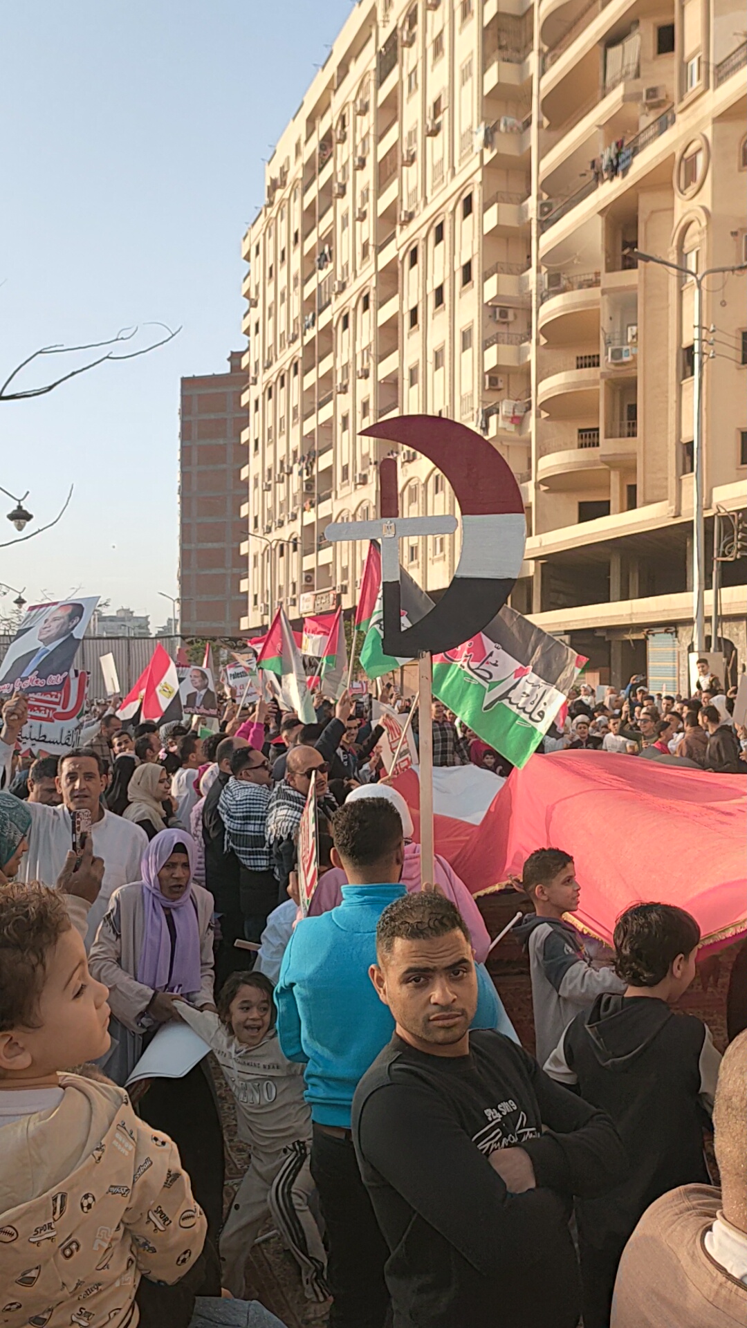 آلاف المواطنون في الغربية يحتجون بعد صلاة العيد تضامنا مع غزة (2)