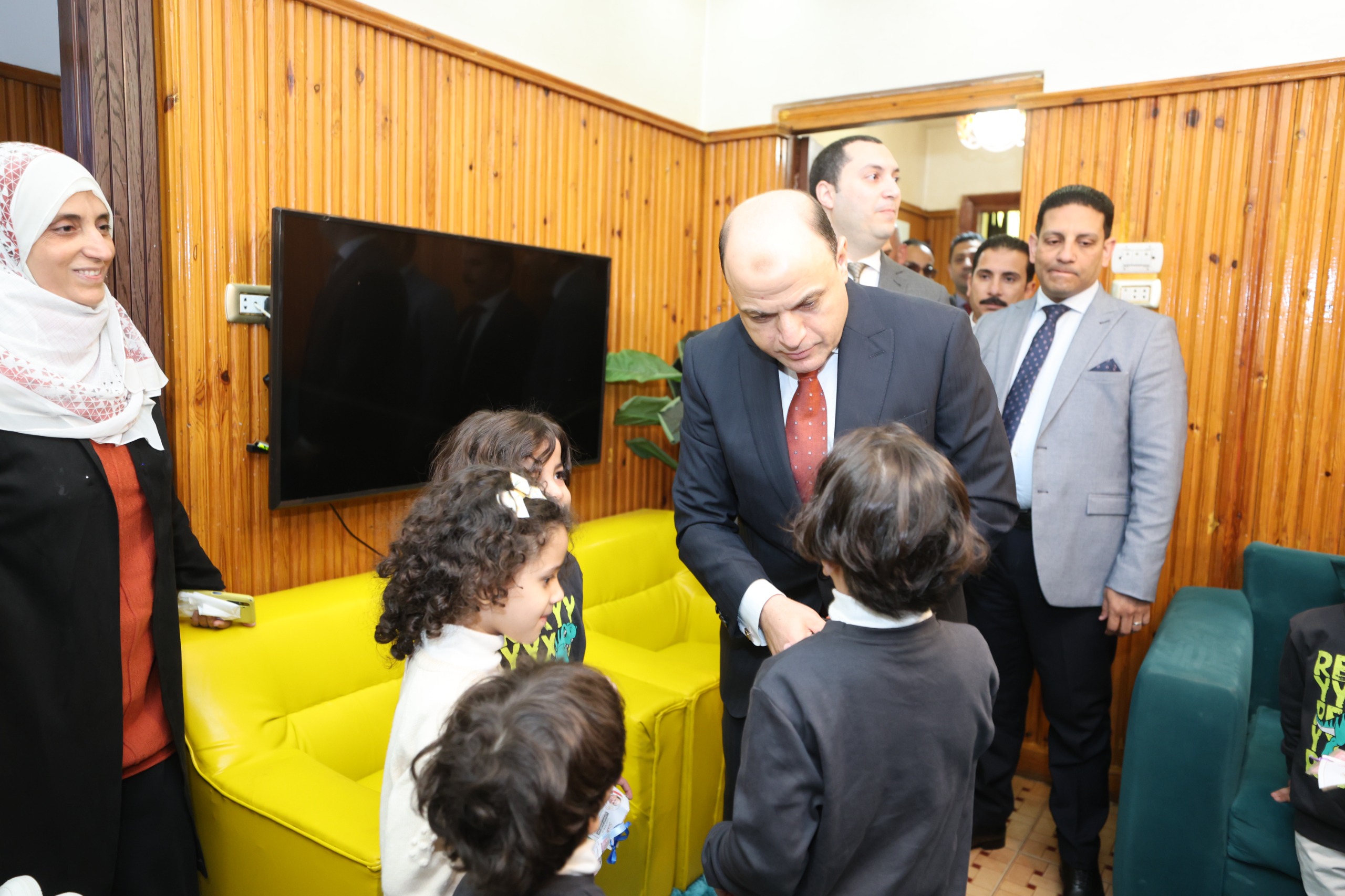 جانب من زيارة المحافظ لدور الأيتام