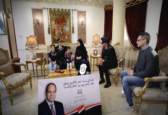 الداخلية تزور أسر الشهداء الداخلية تزور أسر الشهداء