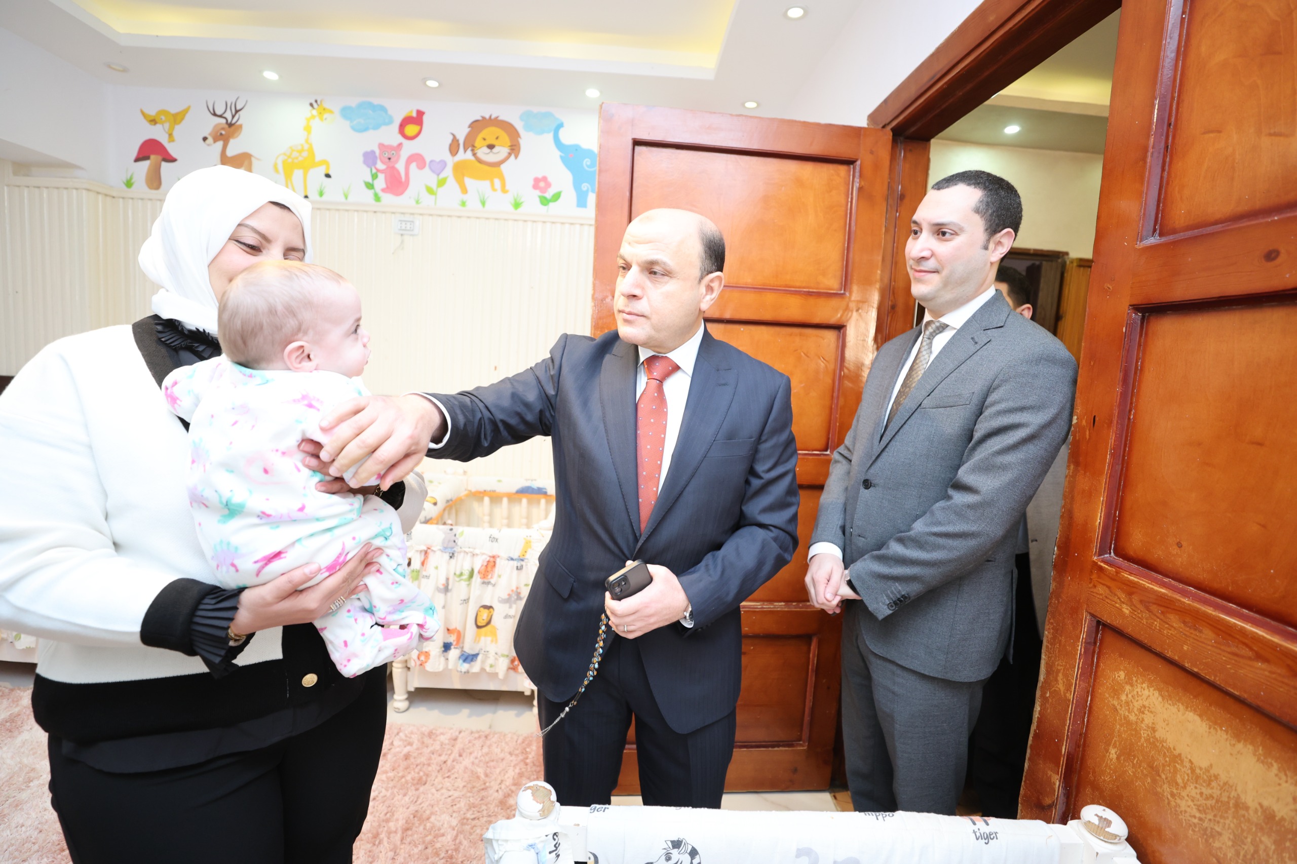 زيارة المحافظ لدور الرضع