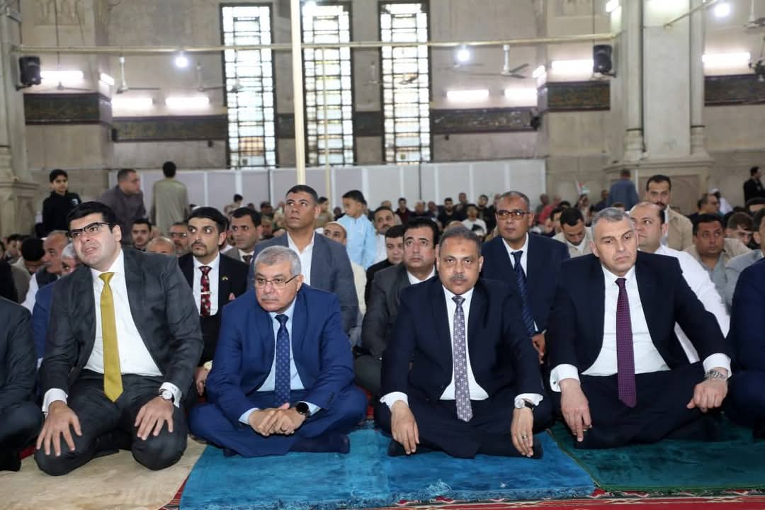 محافظ الشرقية يؤدي صلاة عيد الفطر بمسجد الفتح بالزقازيق (4)