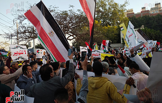 الآلاف-من-أبناء-القليوبية-يرفعون-أعلام-فلسطين-ويعلنون-رفض-تهجير-الفلسطينيين-(1)