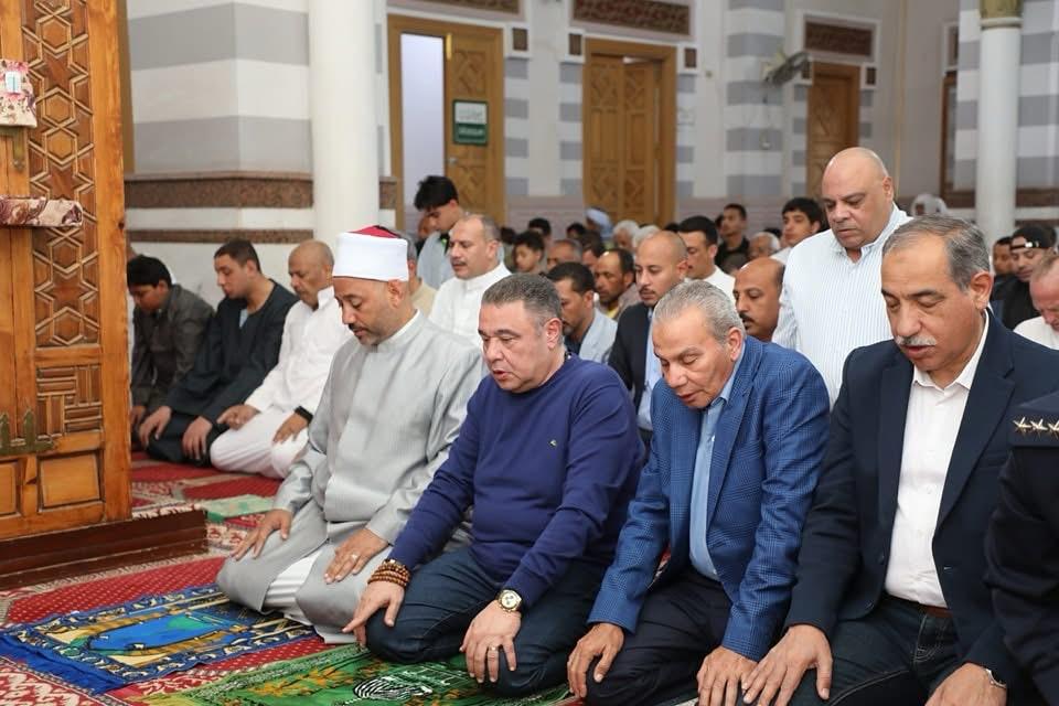 المحافظ يؤدى صلاة العيد بمسجد عبد المنعم رياض المحافظ يؤدى صلاة العيد بمسجد عبد المنعم رياض