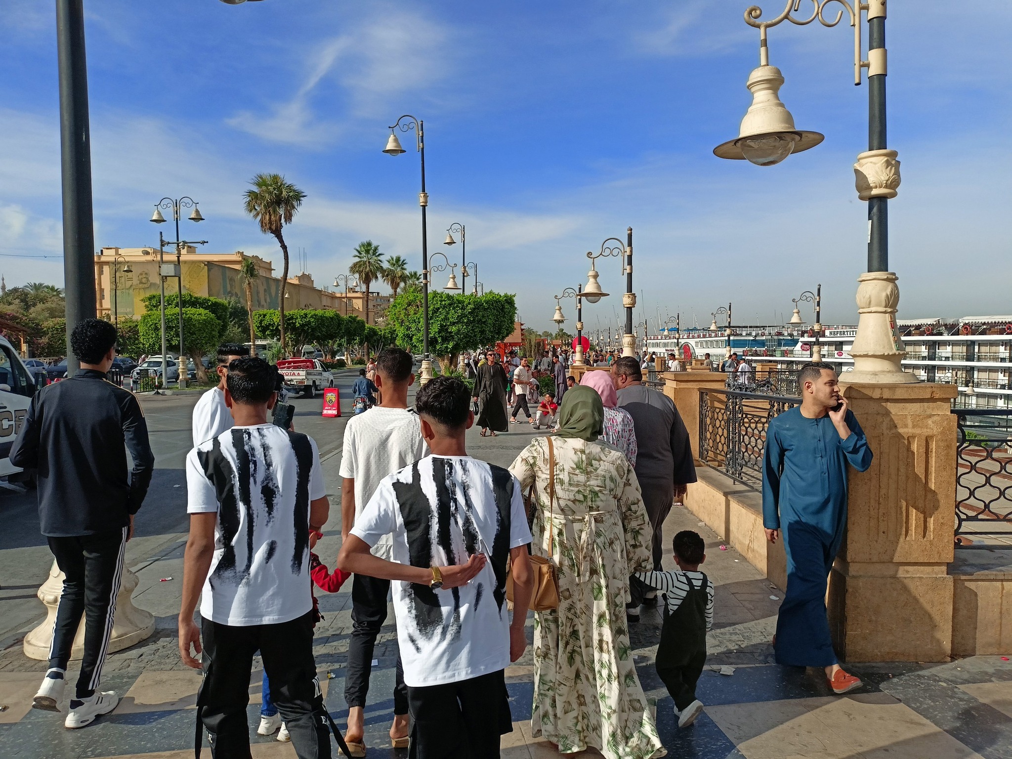 الأهالى يحتفلون بالعيد على كورنيش النيل الأهالى يحتفلون بالعيد على كورنيش النيل