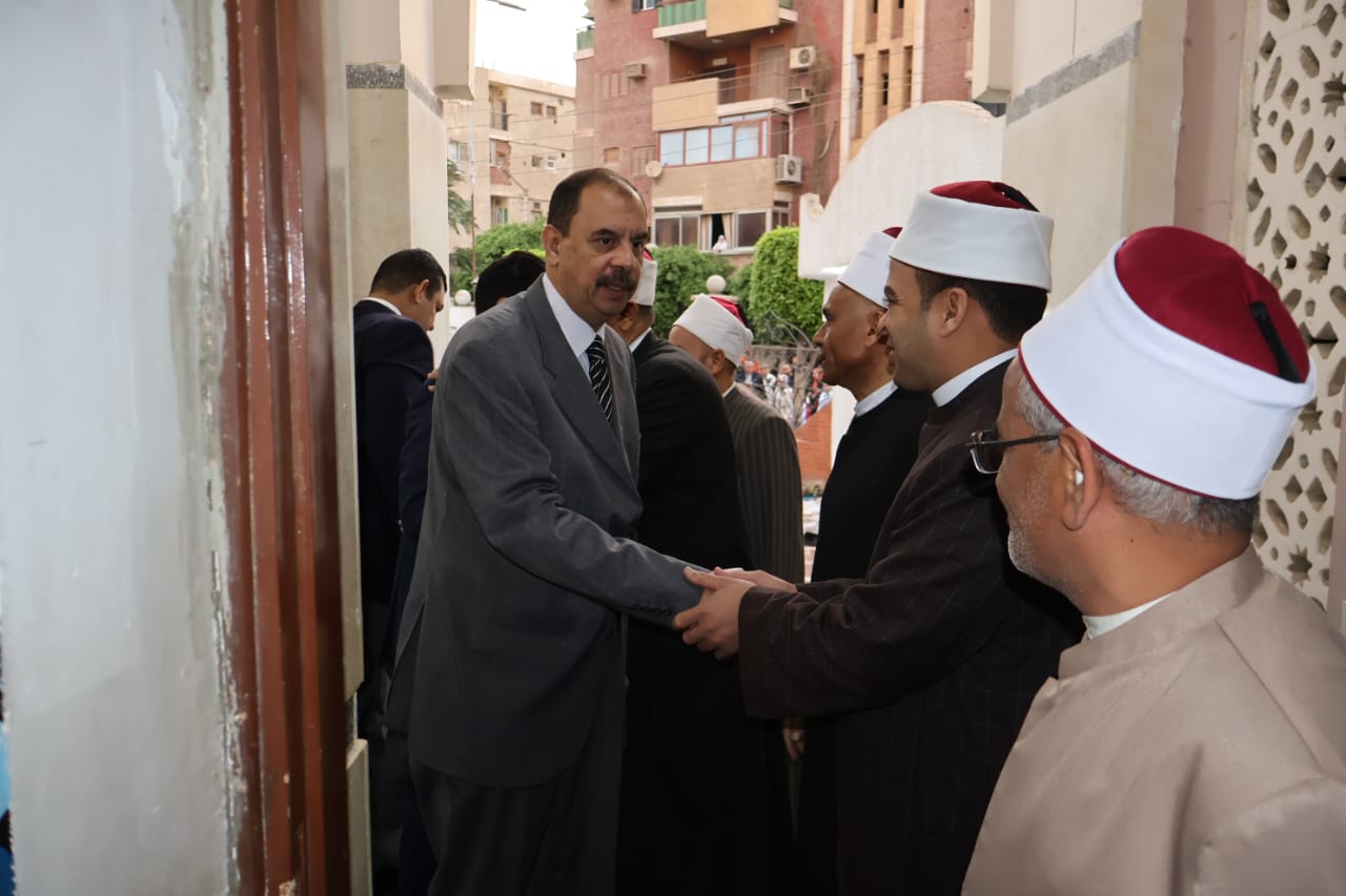 المحافظ يتلقى التهانى من رجال الأوقاف المحافظ يتلقى التهانى من رجال الأوقاف
