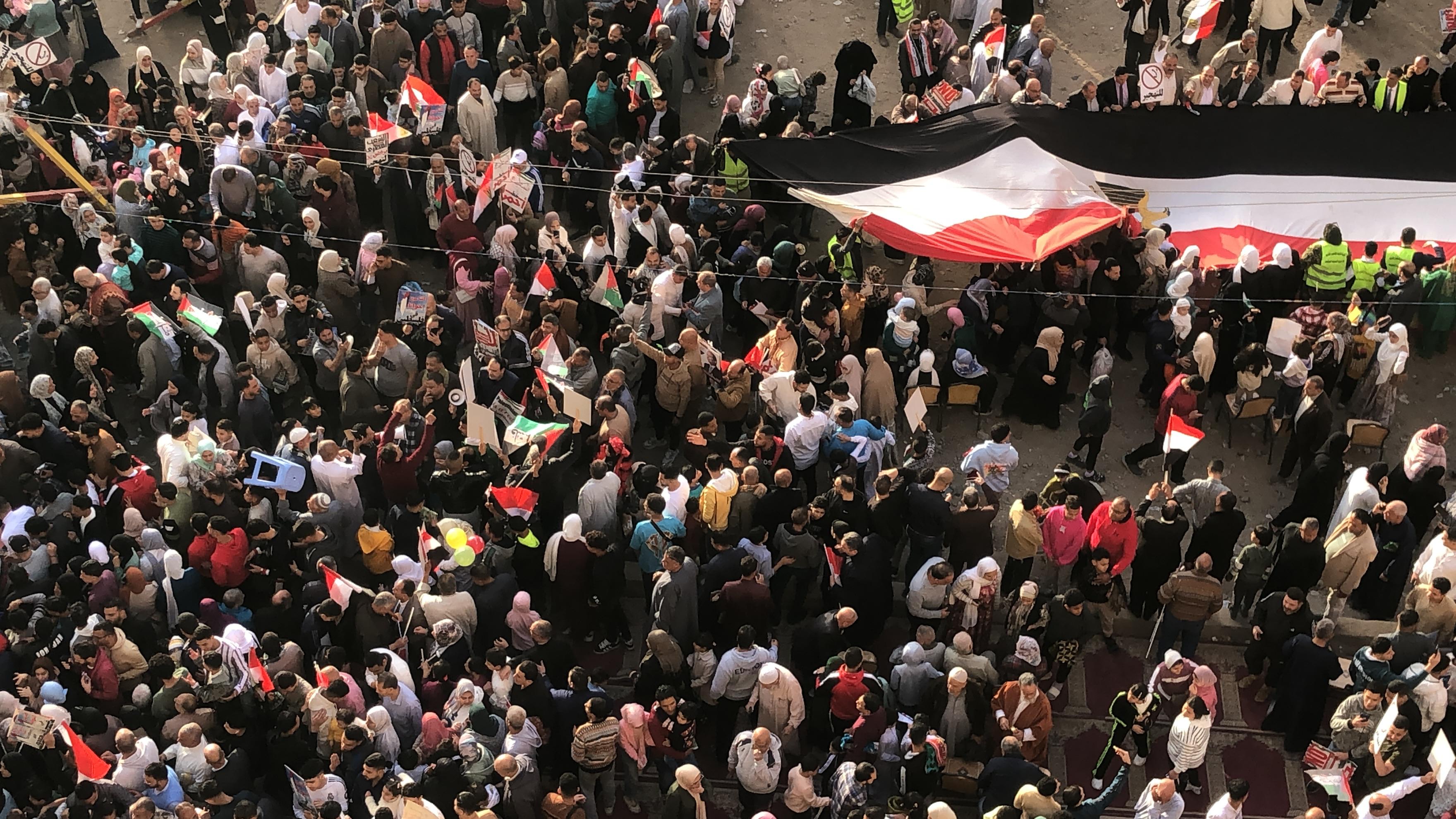 الآلاف من أبناء الغربية يرفعون أعلام فلسطين ويعلنون رفض تهجير الفلسطينيين (3)