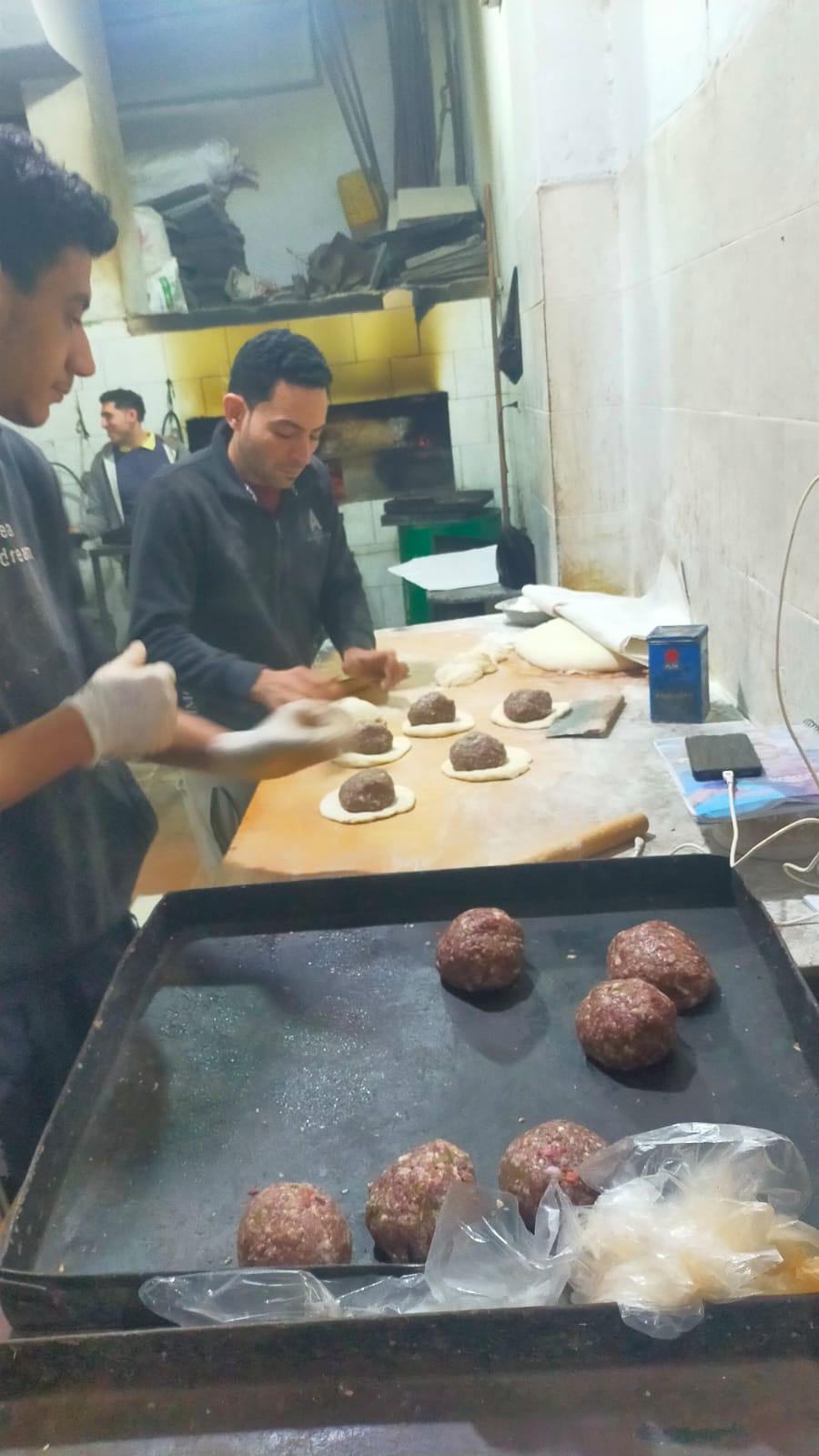 وضع اللحم في العجين وضع اللحم في العجين