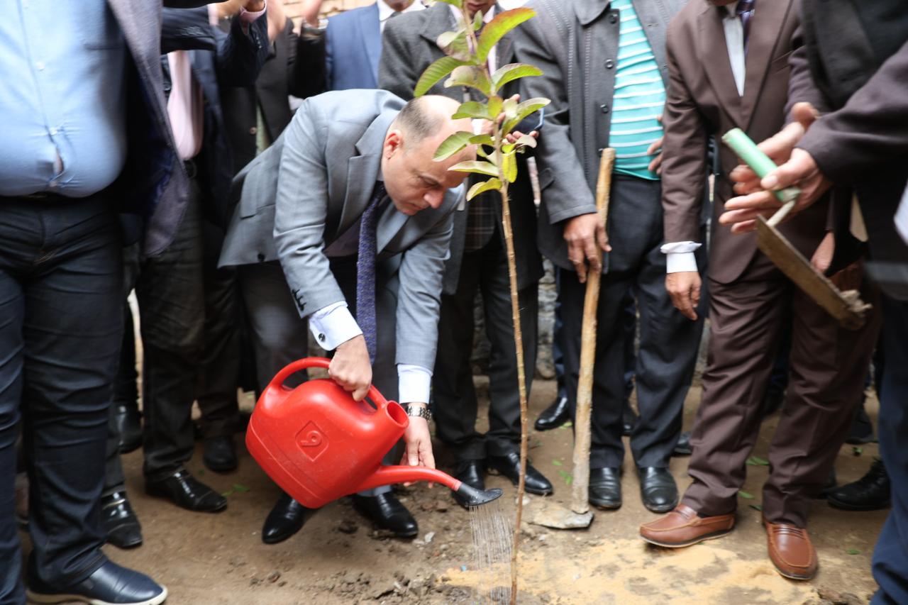 محافظ كفر الشيخ  يزرع الأشجار المثمرة