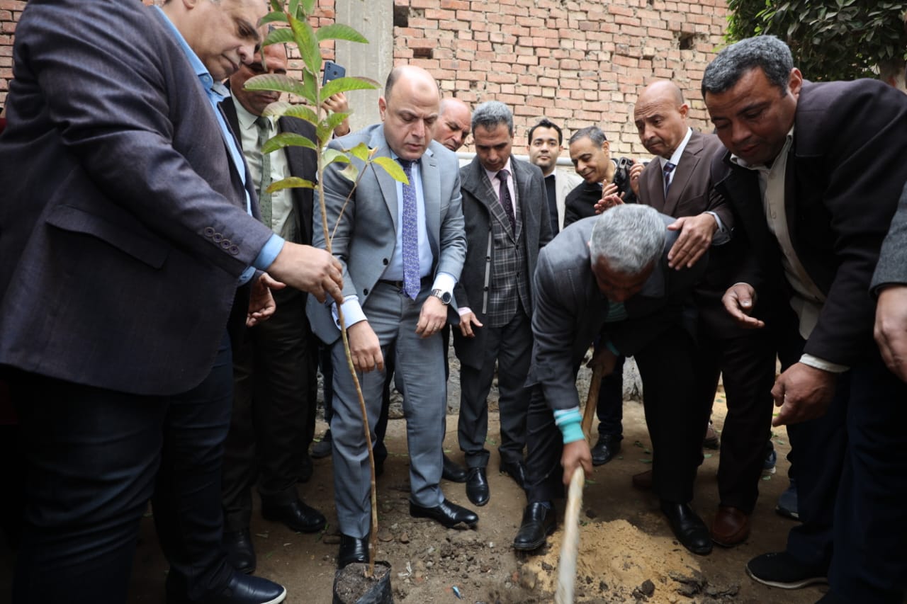 محافظ كفر الشيخ يزرع الأشجار