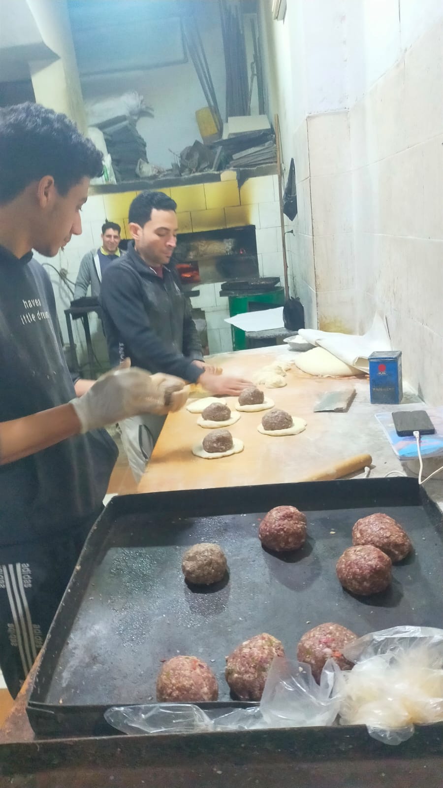 تشكيل اللحم في شكل كرات تشكيل اللحم في شكل كرات