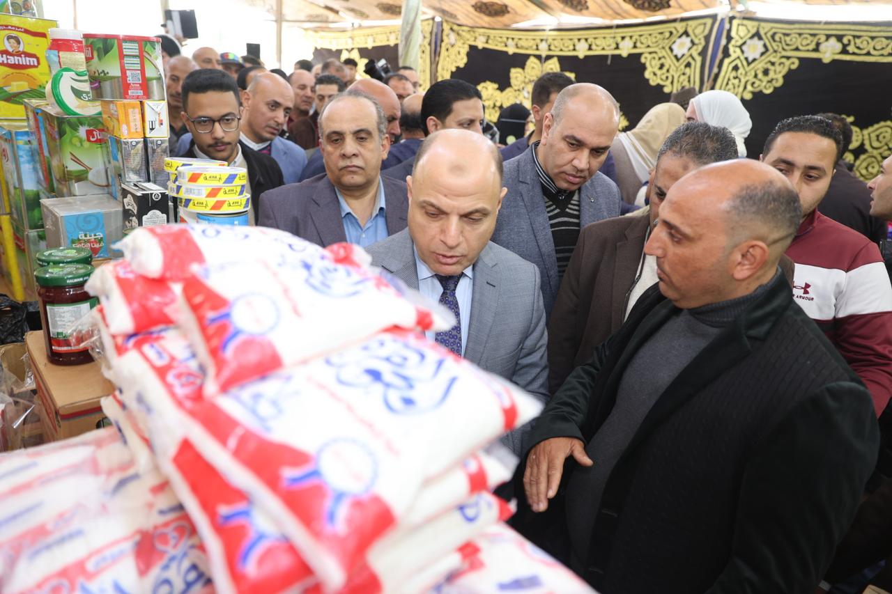 جانب من توفير السلع الغذائية جانب من توفير السلع الغذائية