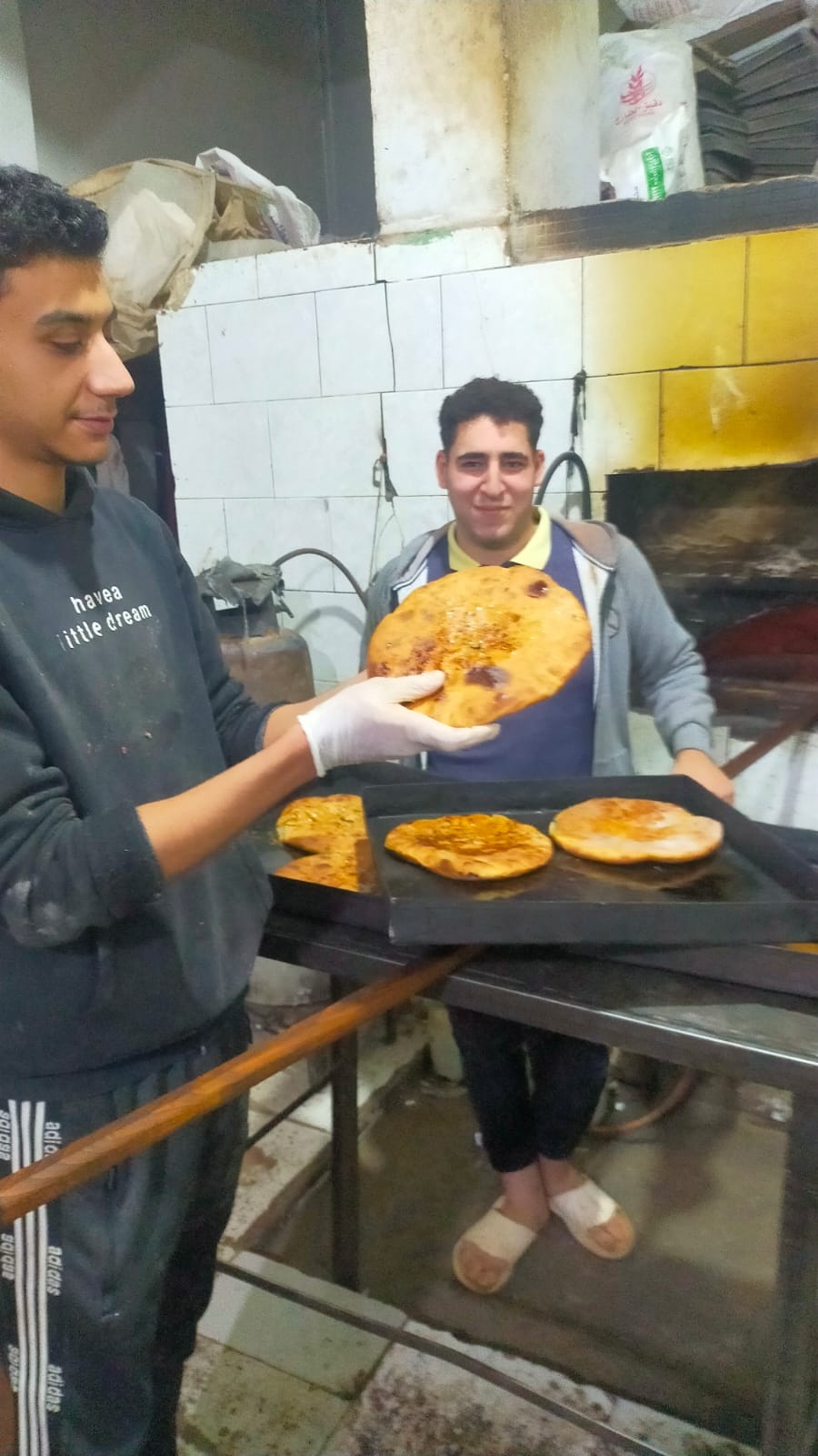 العيش بلحمه بعد التسوية العيش بلحمه بعد التسوية