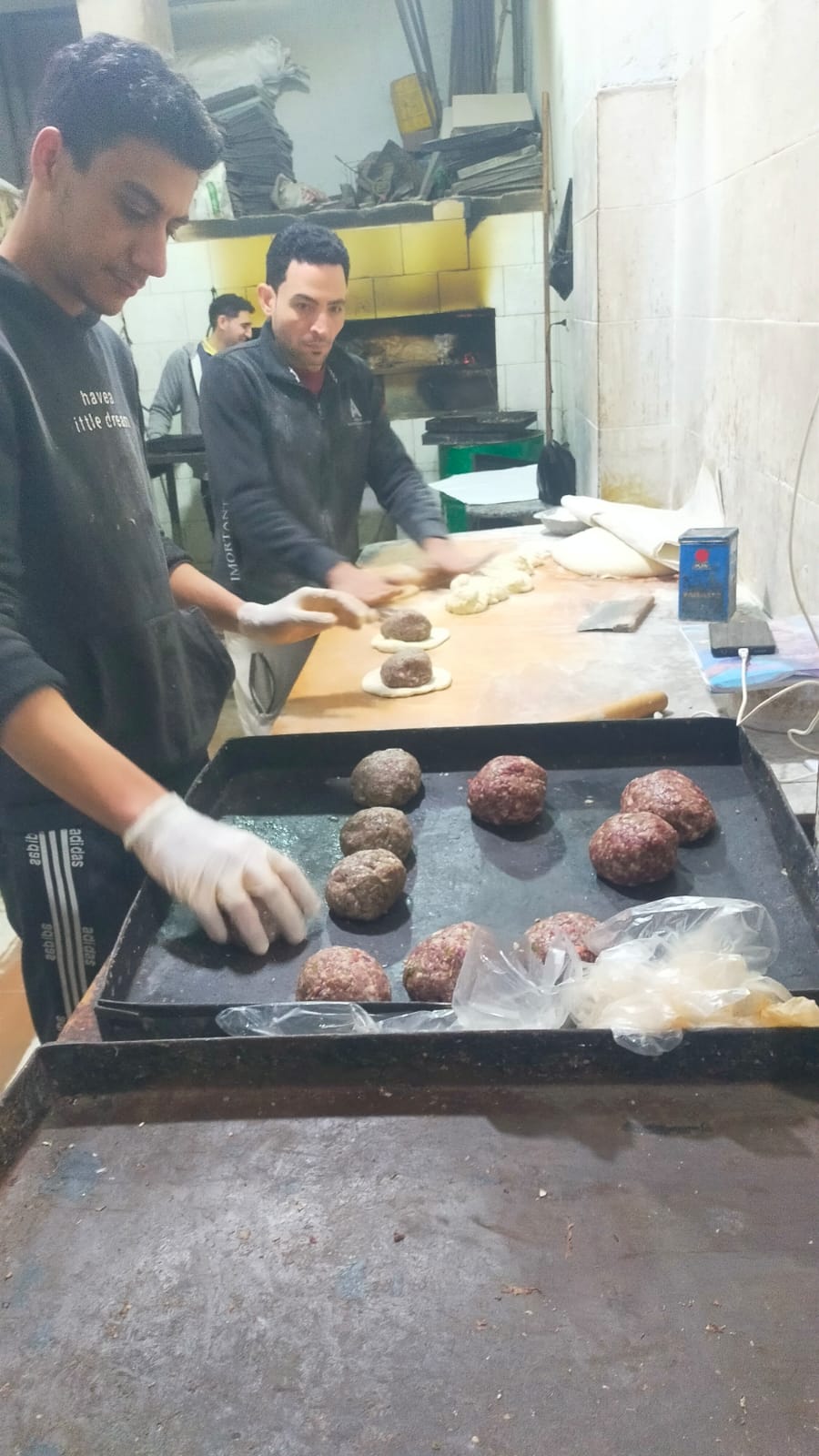 مراحل تجهيز اللحم لفرده في العجين مراحل تجهيز اللحم لفرده في العجين