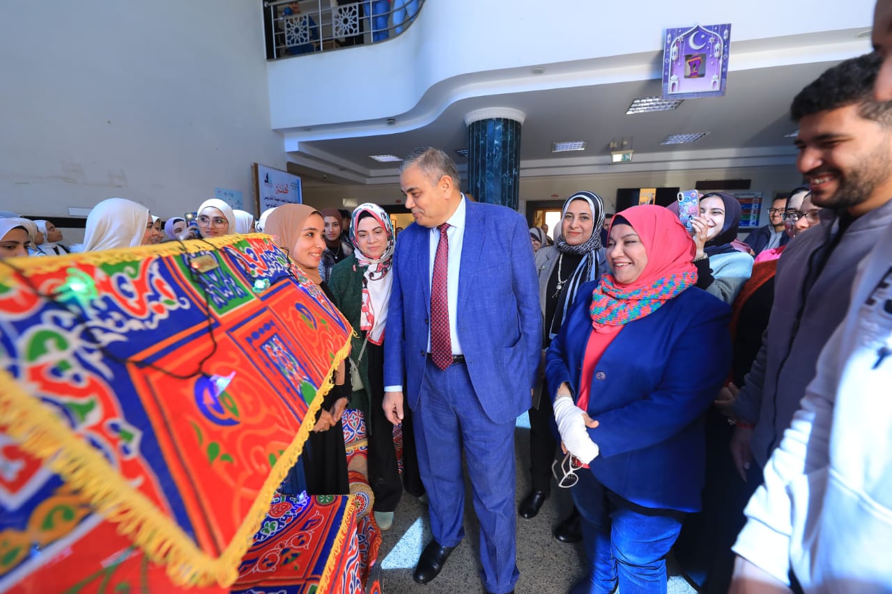 رئيس جامغة كفر الشيخ يتفقد وزرشة لصناعة الفوانيس