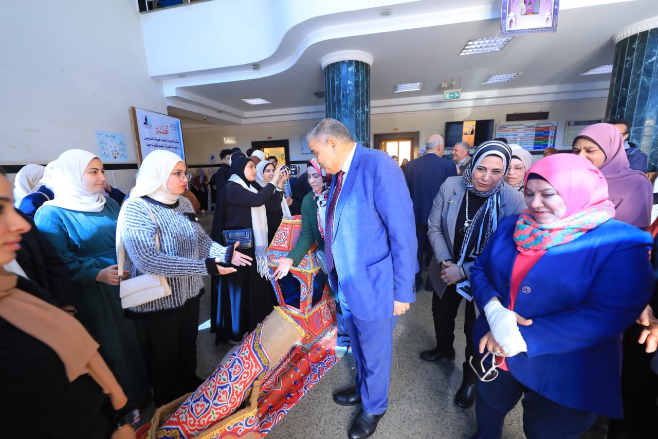 رئيس جامعة كفر الشيخ يفتتح الورشة الرمضانية لصناعة فانوس رمضان