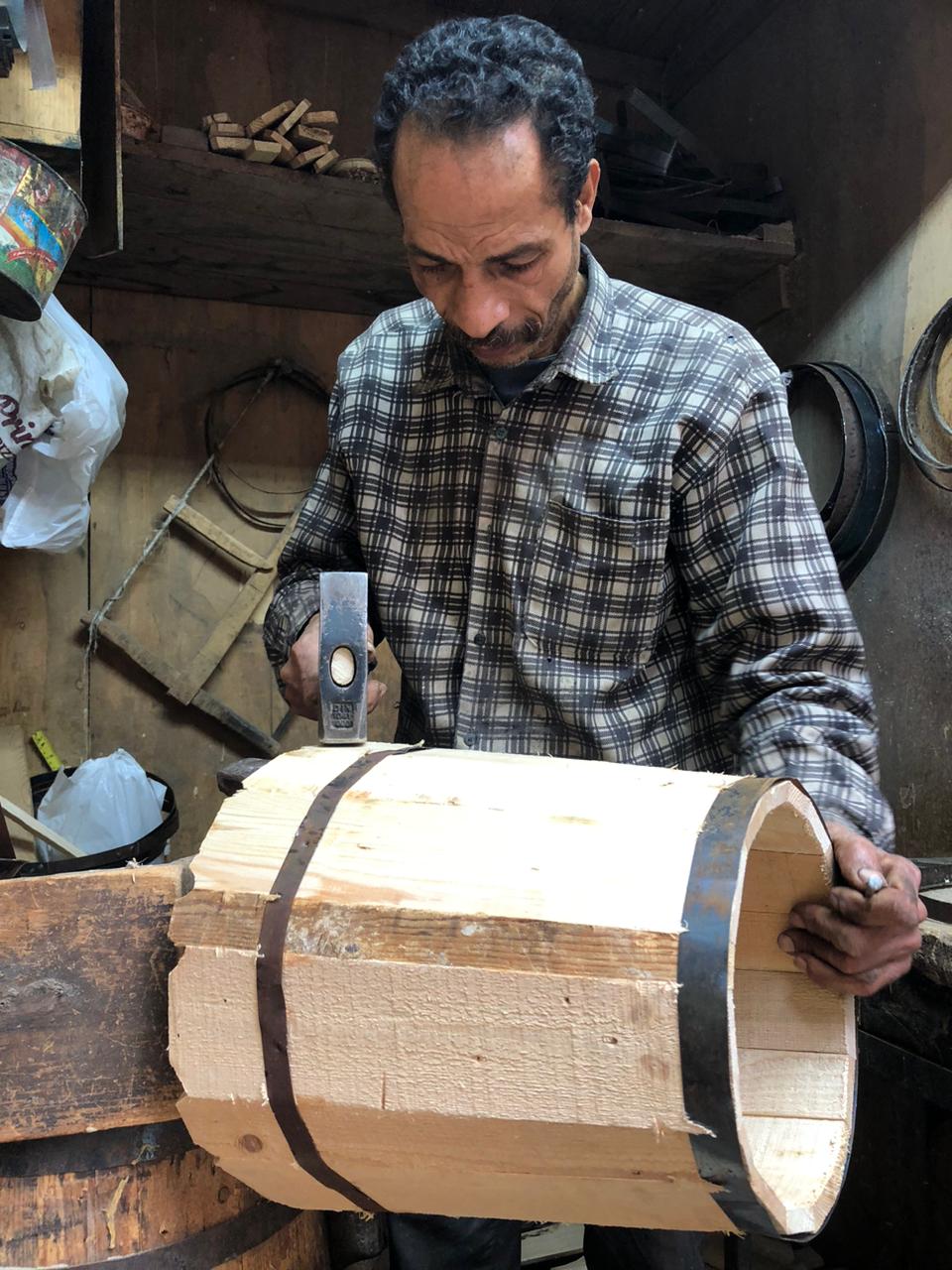 انسجام مصطفى في تصنيع قطعته الخشبية انسجام مصطفى في تصنيع قطعته الخشبية