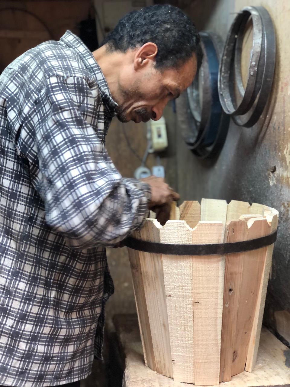 مصطفى محمد صانع البراميل الخشبية مصطفى محمد صانع البراميل الخشبية