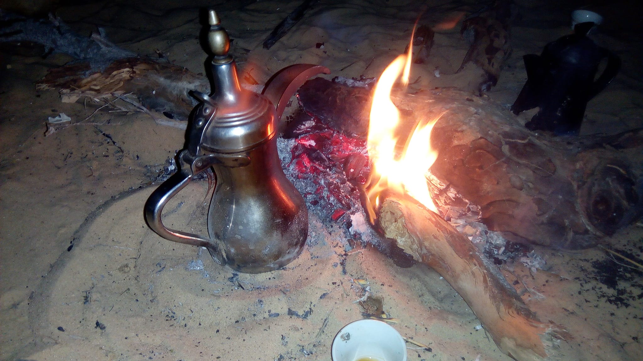 السهر بجانب القهوه