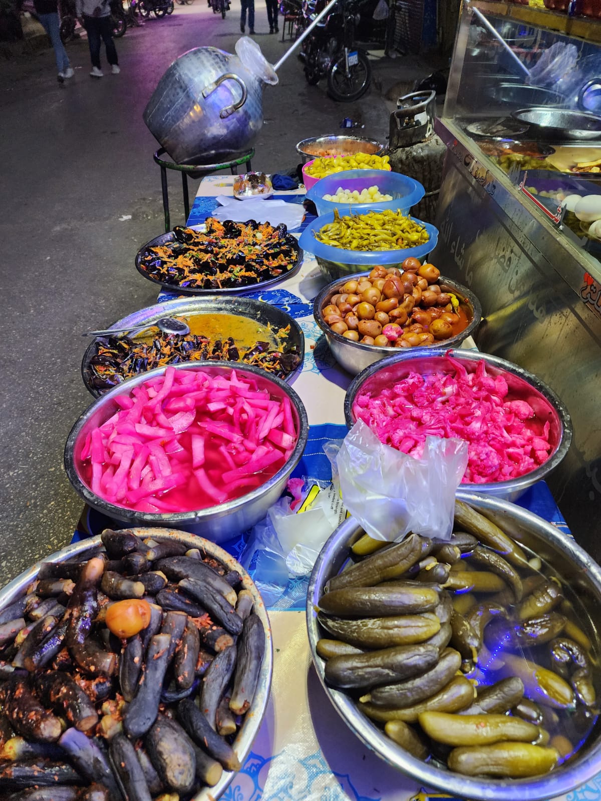 المخللات المميزة فى محلات أبو حمادة بالأقصر المخللات المميزة فى محلات أبو حمادة بالأقصر