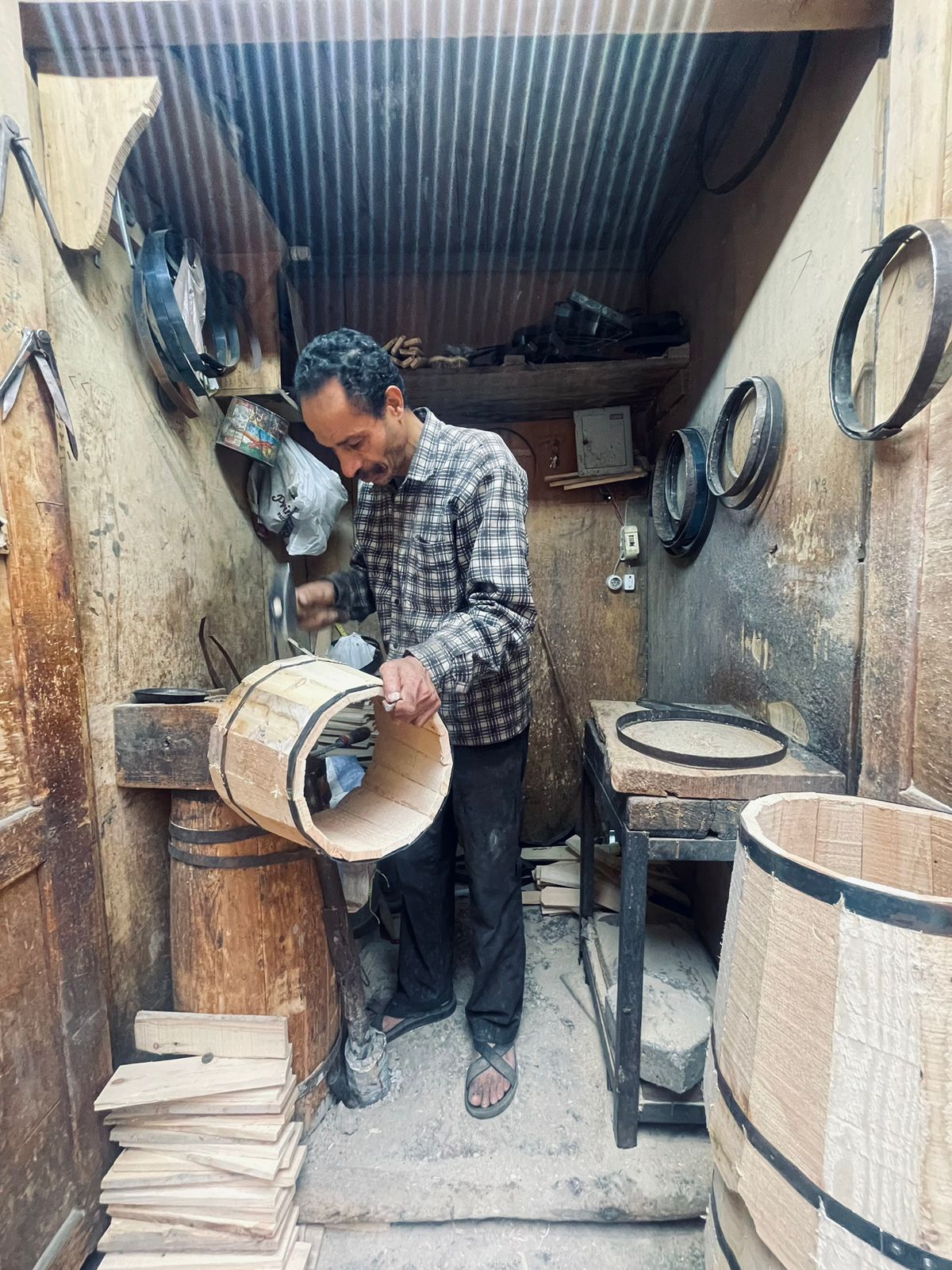 ورشة صناعة البراميل الخشبية بمنطقة تحت الربع ورشة صناعة البراميل الخشبية بمنطقة تحت الربع