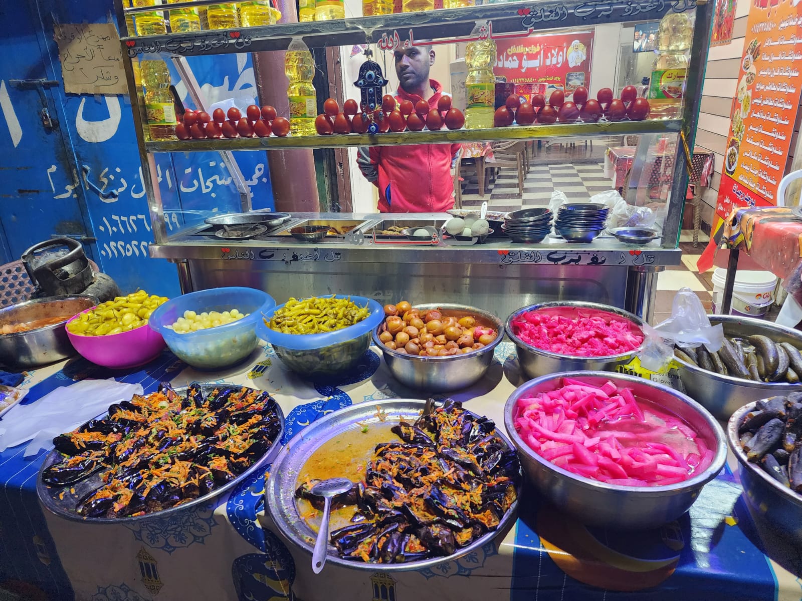 أنواع مختلفة من المخللات في متاجر أبو حدادة في الكمور أنواع مختلفة من المخللات في متاجر أبو حدادة في الكمور