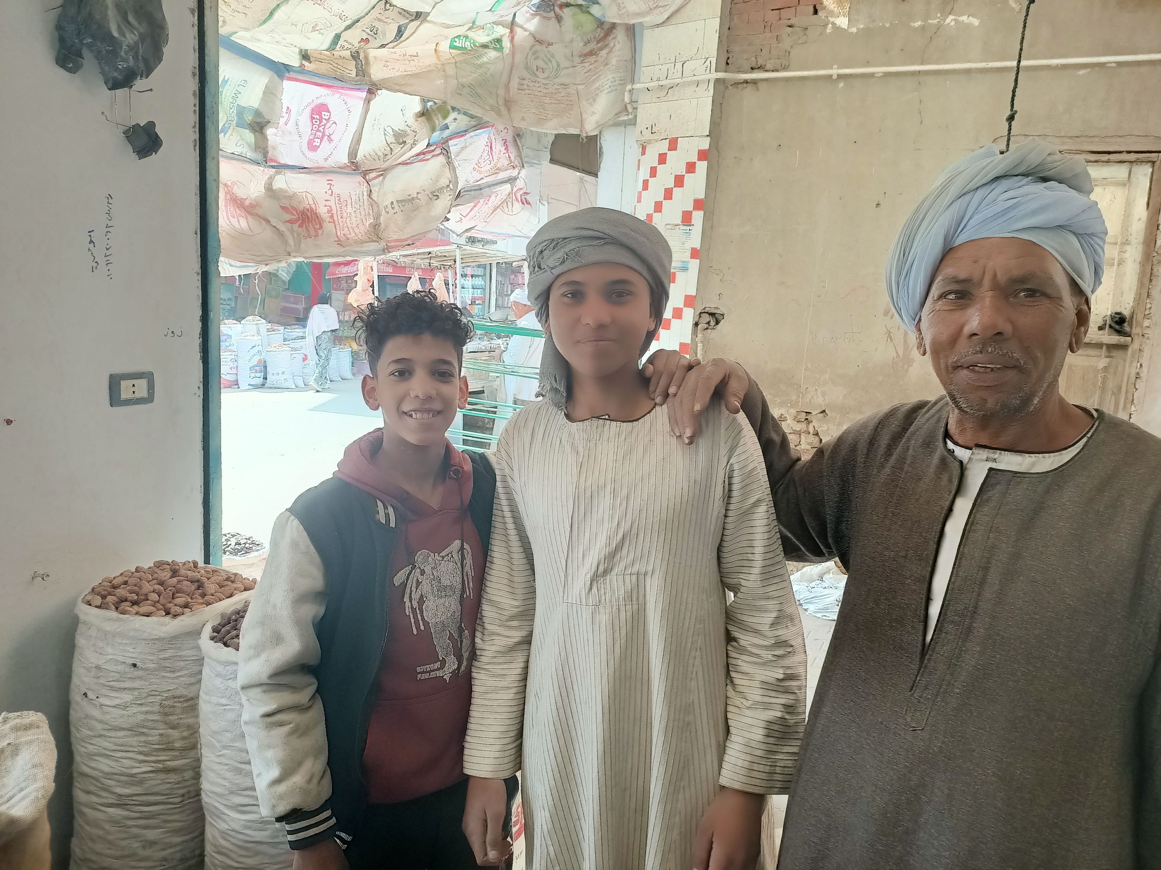 التجار وسط البلح التجار وسط البلح