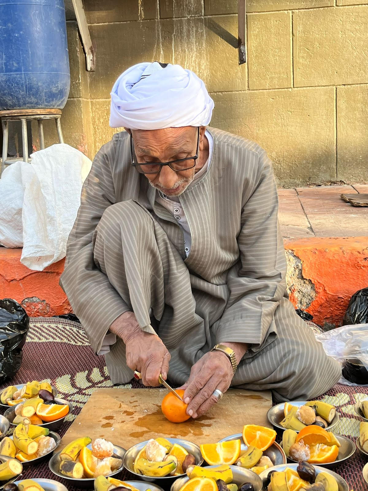 فاروق يعد أطباق الفاكهة للصائمين