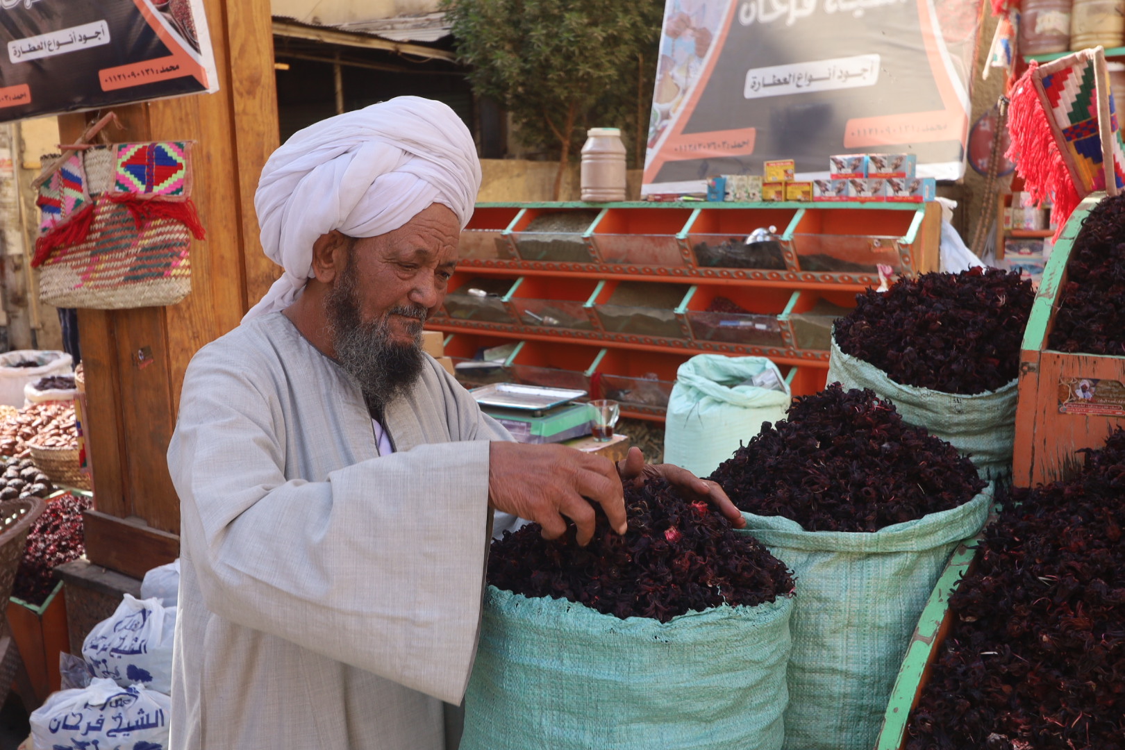 عم فرحان تاجر العطارة فى أسوان