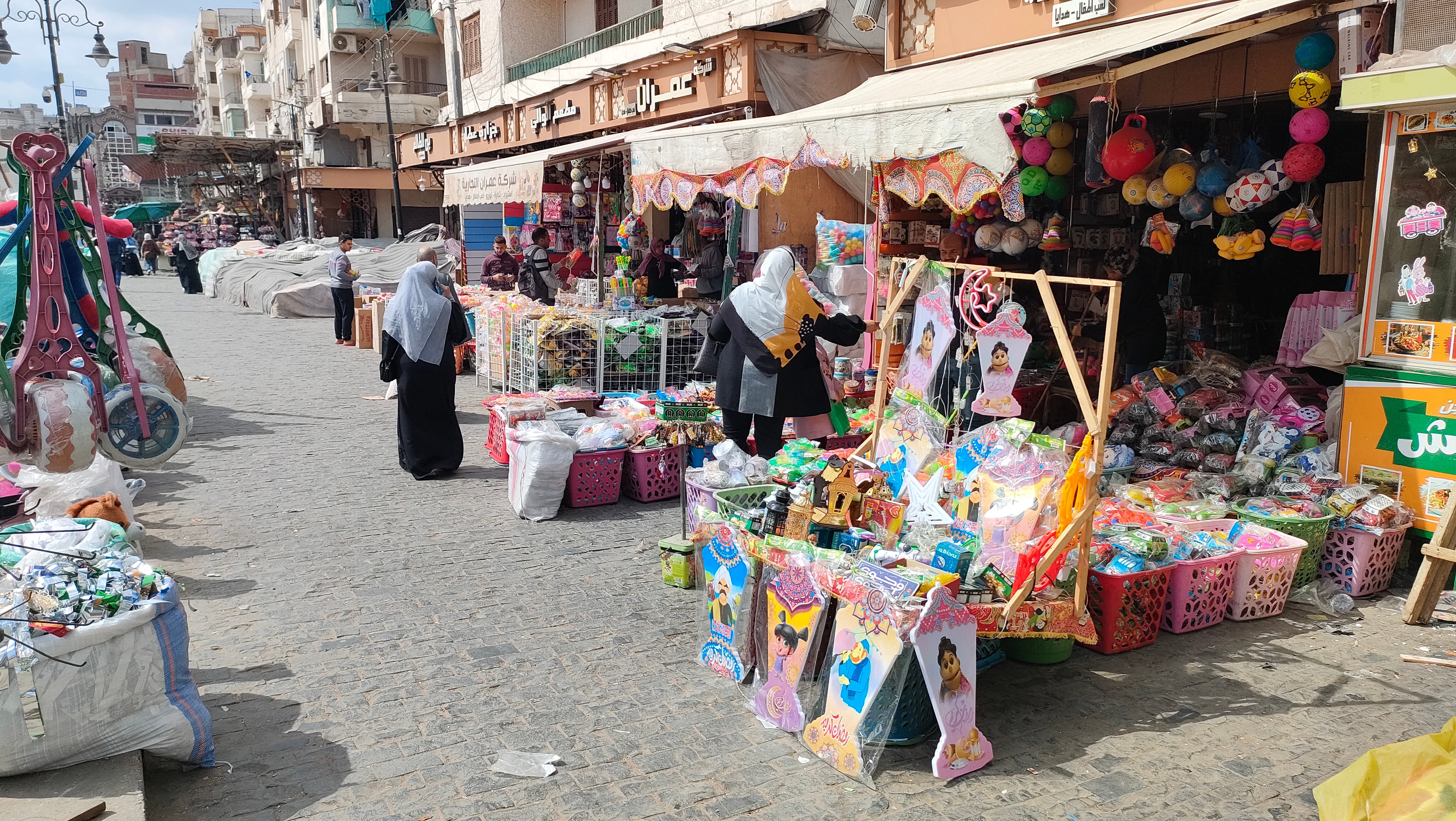 فوانيس وياميش رمضان بمحيط المسجد