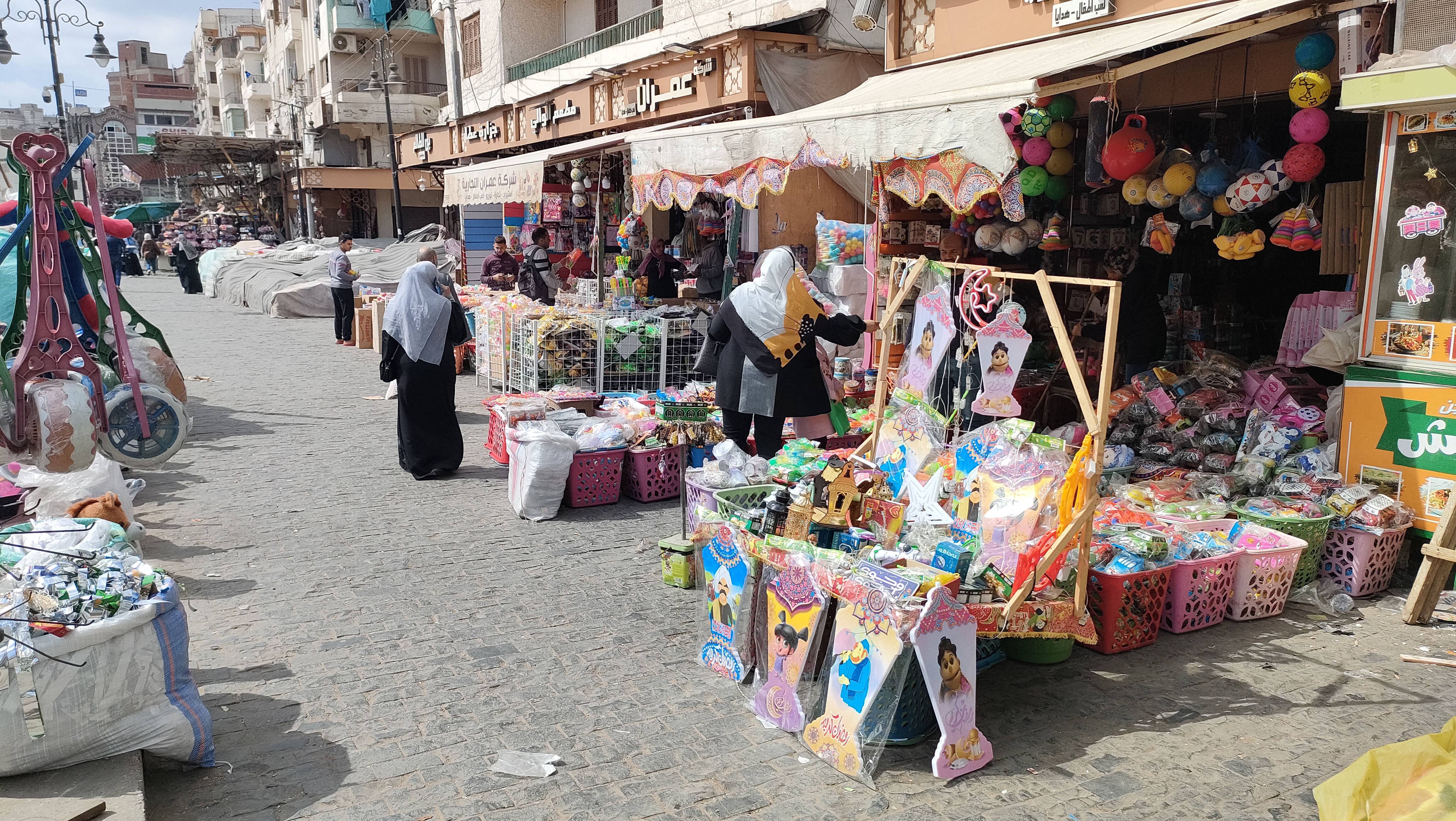فوانيس وياميش رمضان بمحيط المسجد فوانيس وياميش رمضان بمحيط المسجد