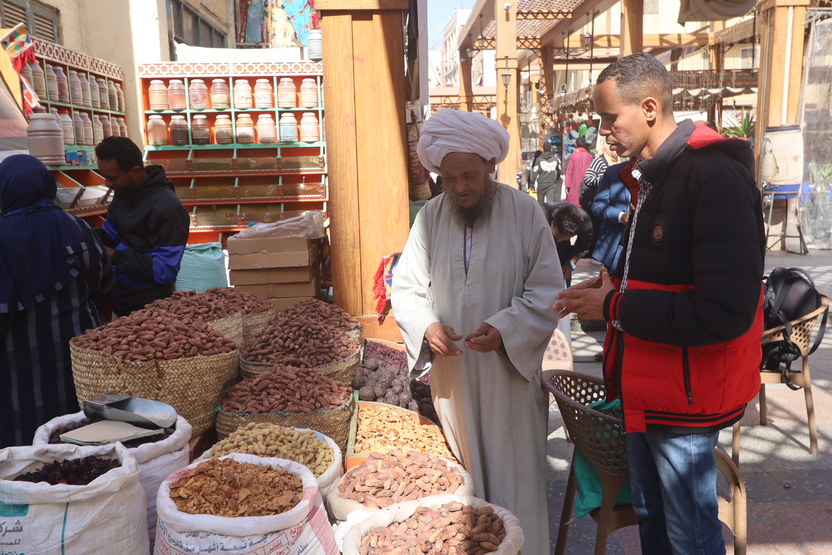 صحفى اليوم السابع فى أسواق أسوان