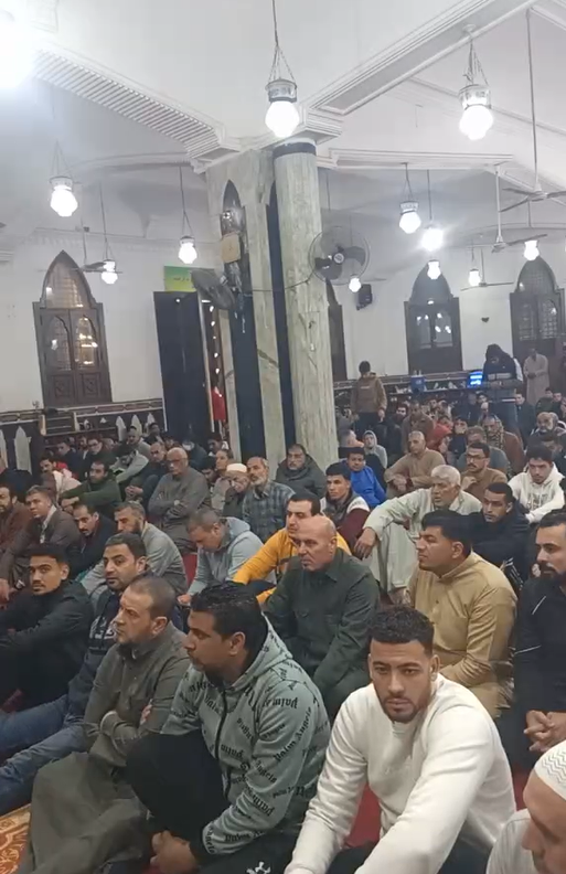 المصلون بالمسجد المصلون بالمسجد