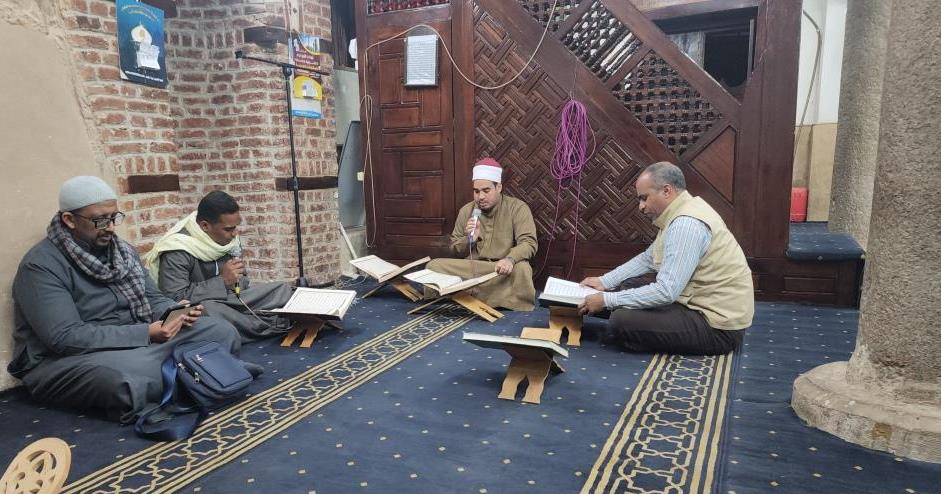 إمام المسجد وأعضاؤه خلال المقرأة الأسبوعية