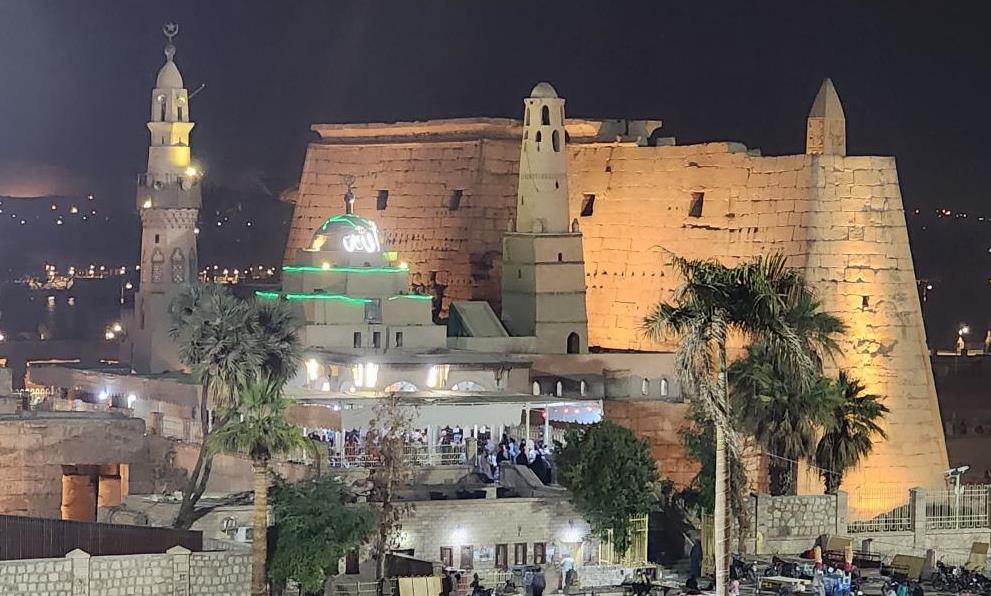 المسجد مبنى على أطلال كنيسة قبطية على أطلال معبد الأقصر