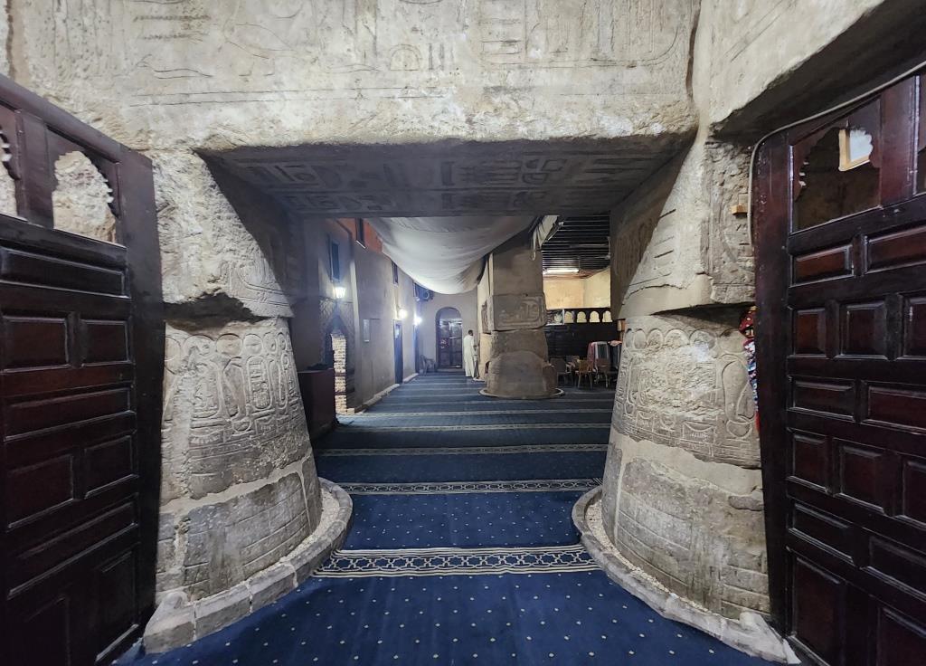 جدران المعبد الفرعوني فى قلب مسجد أبوالحجاج الأقصرى