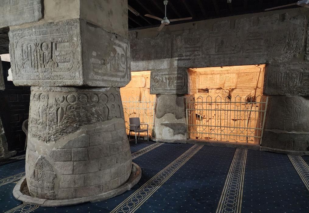 عمود فرعونى فى قلب مسجد أبوالحجاج الأقصرى