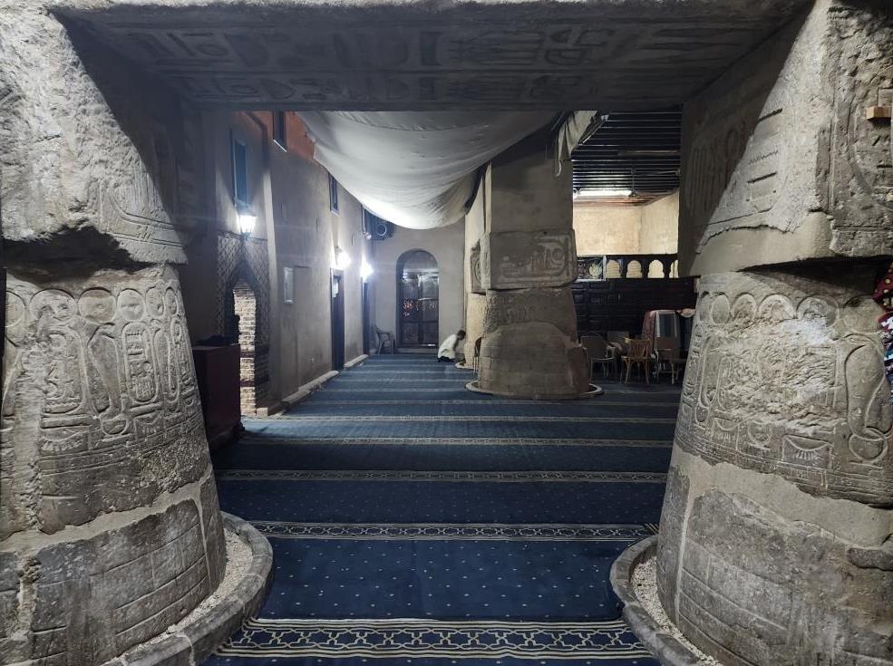 أعمدة المعبد الفرعونى فى قلب مسجد سيد أبوالحجاج