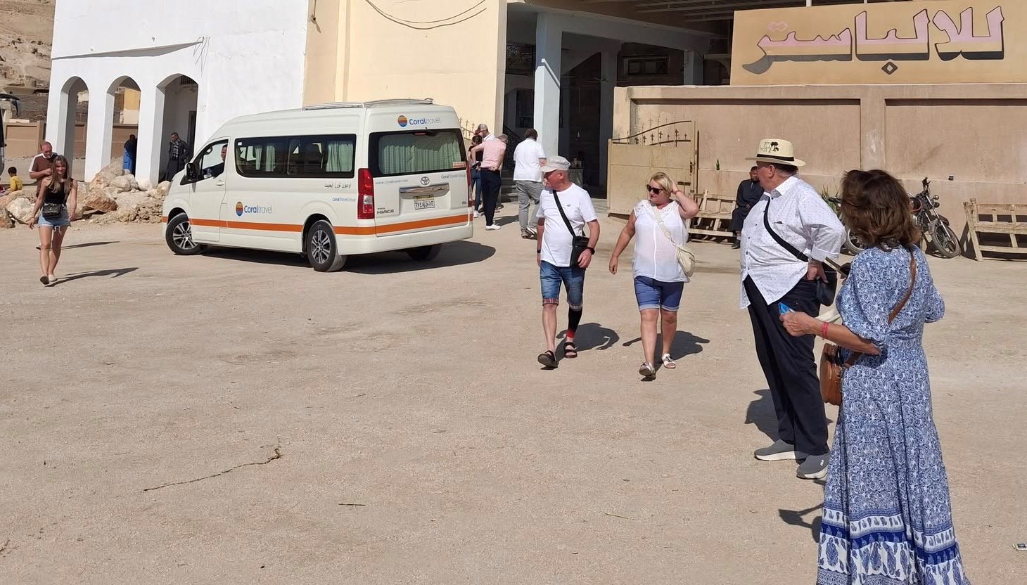 توافد السياح من حول العالم لشراء الهدايا التذكارية من الورش