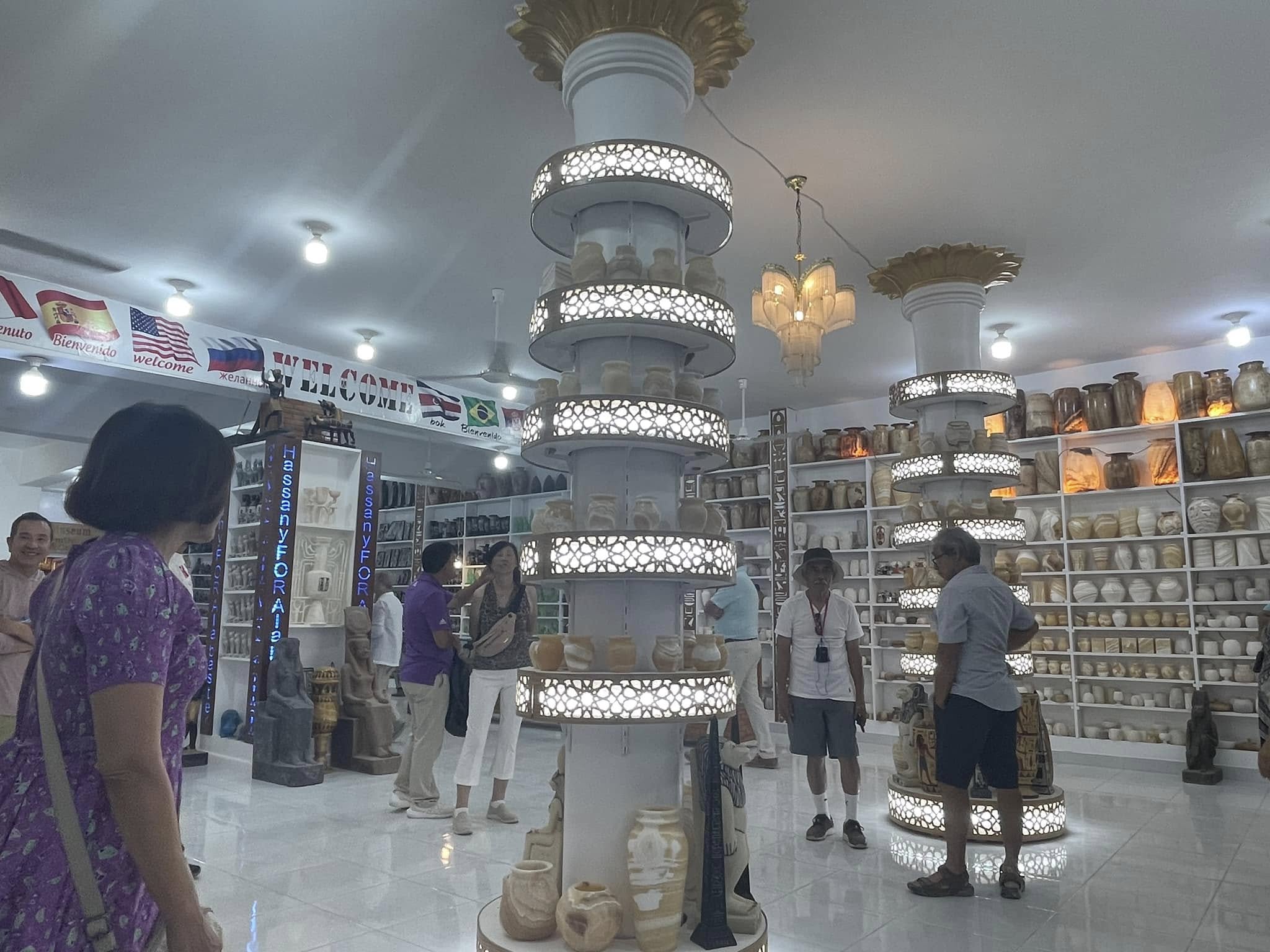 إقبال السائحين على شراء الهدايا التذكارية غرب الأقصر