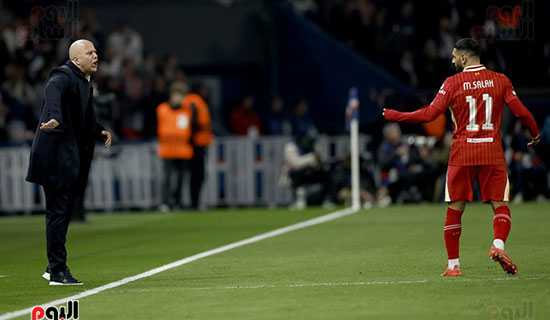 أرن سلوت يعطي تعليمات لمحمد صلاح أرن سلوت يعطي تعليمات لمحمد صلاح