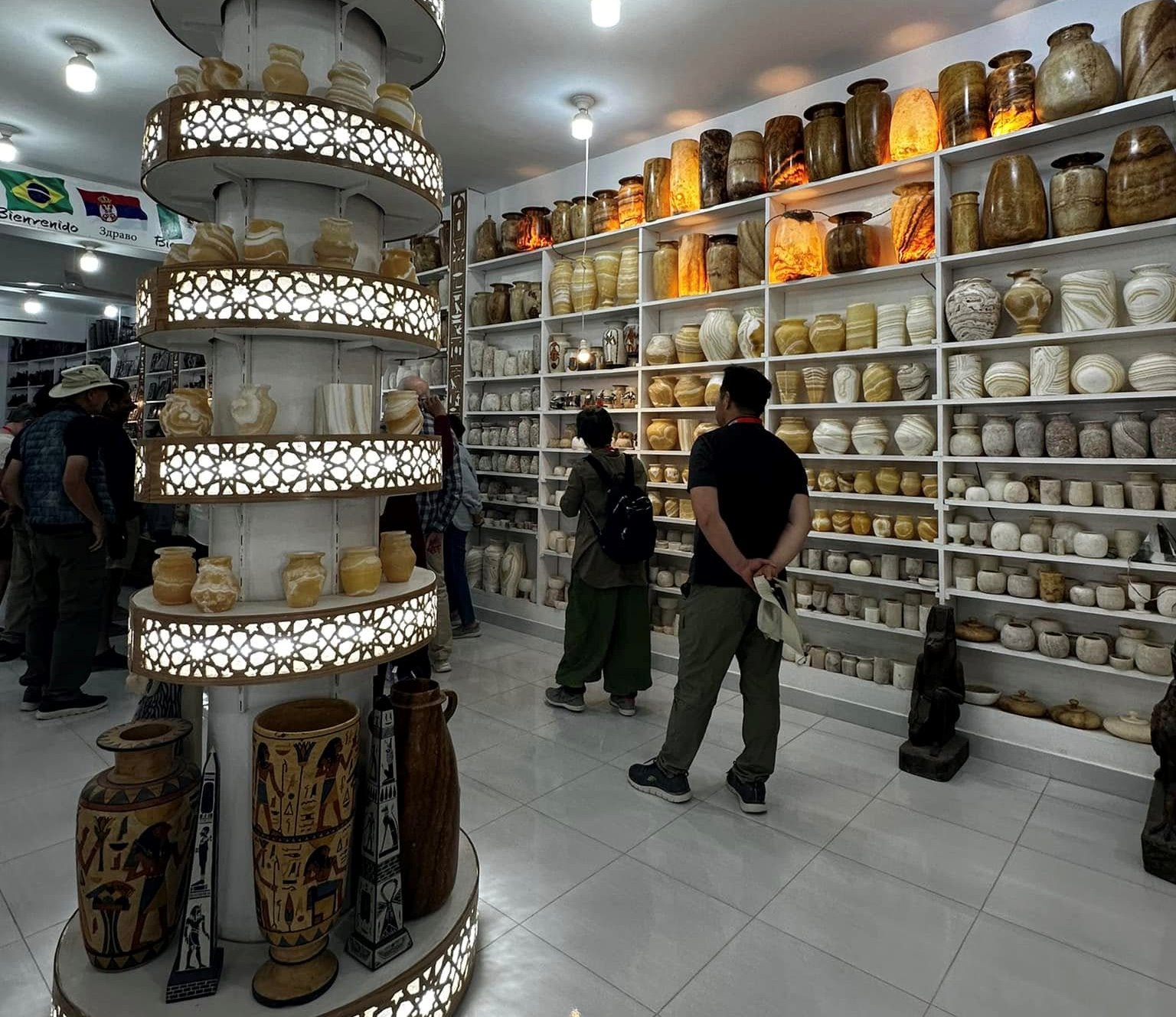 توافد السياح على شراء الهدايا التذكارية من غرب الأقصر