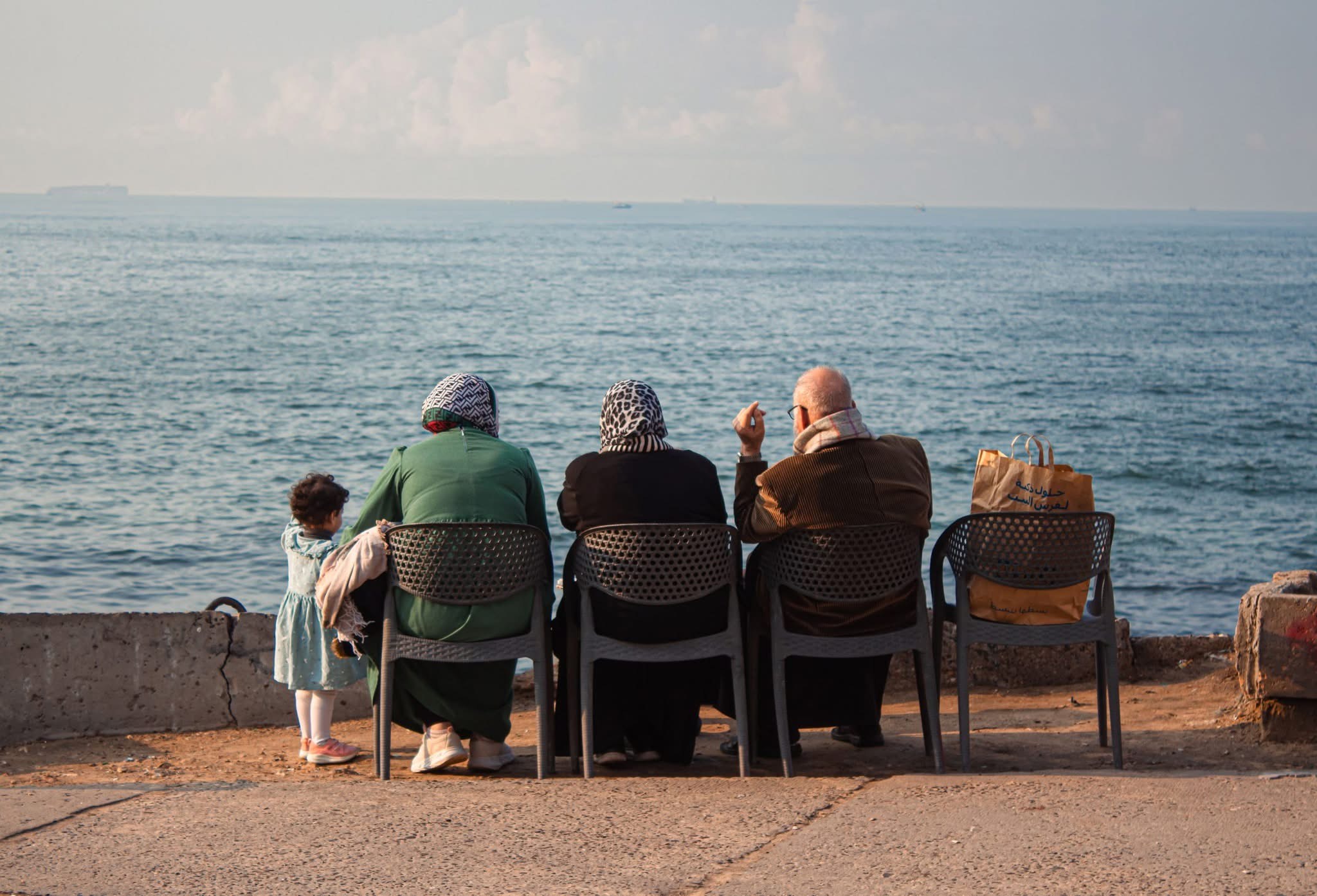 الجلوس على البحر