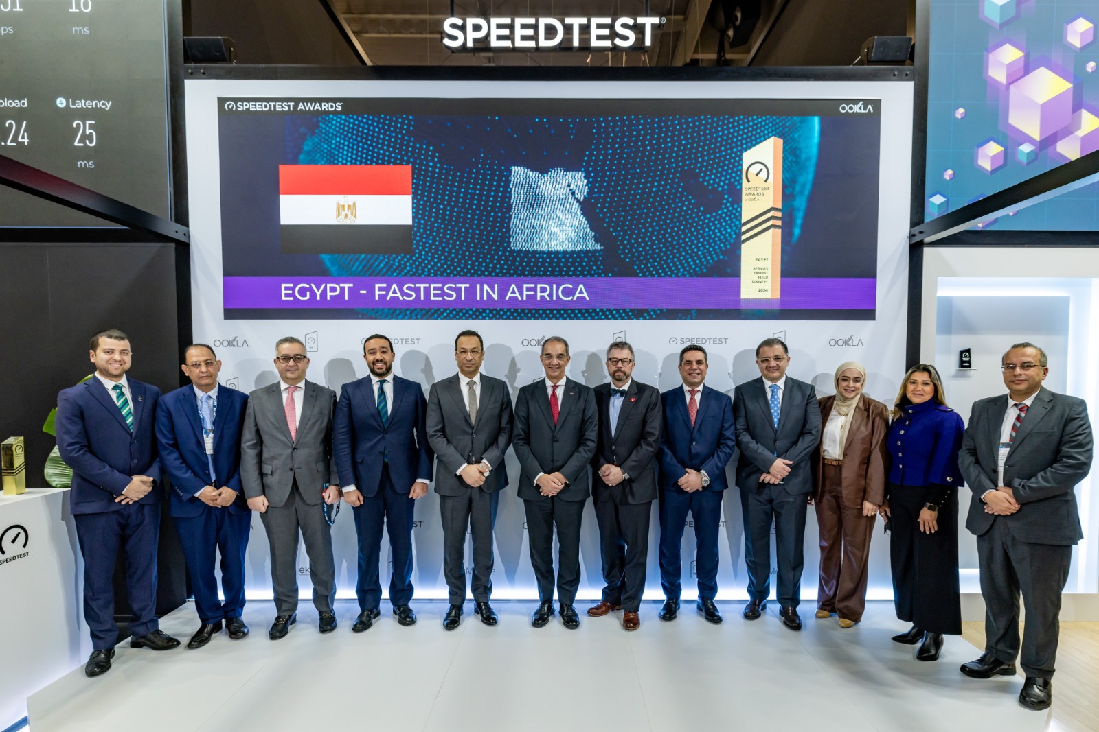 تسلم جائزة أسرع إنترنت في أفريقيا تسلم جائزة أسرع إنترنت في أفريقيا