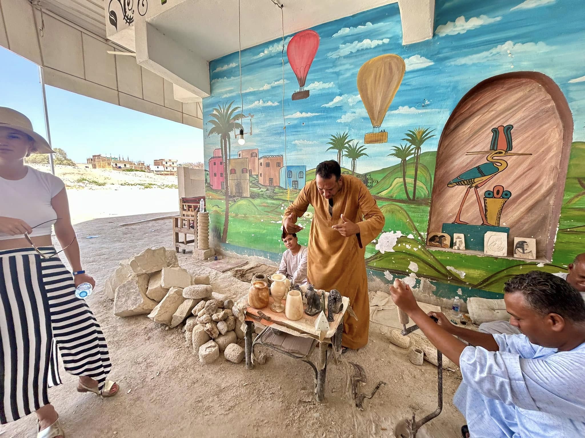 جانب من اقبال السياح على شراء الهدايا التذكارية بالأقصر