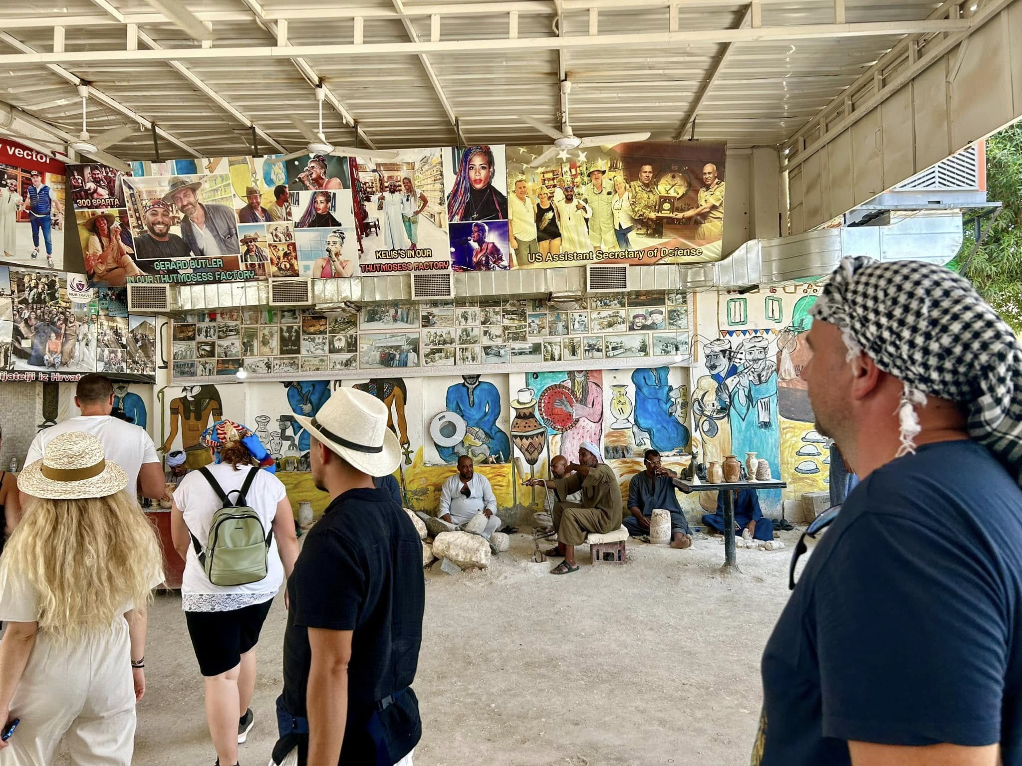 التوافد السياحى لشراء الهدايا التذكارية فى البر الغربى