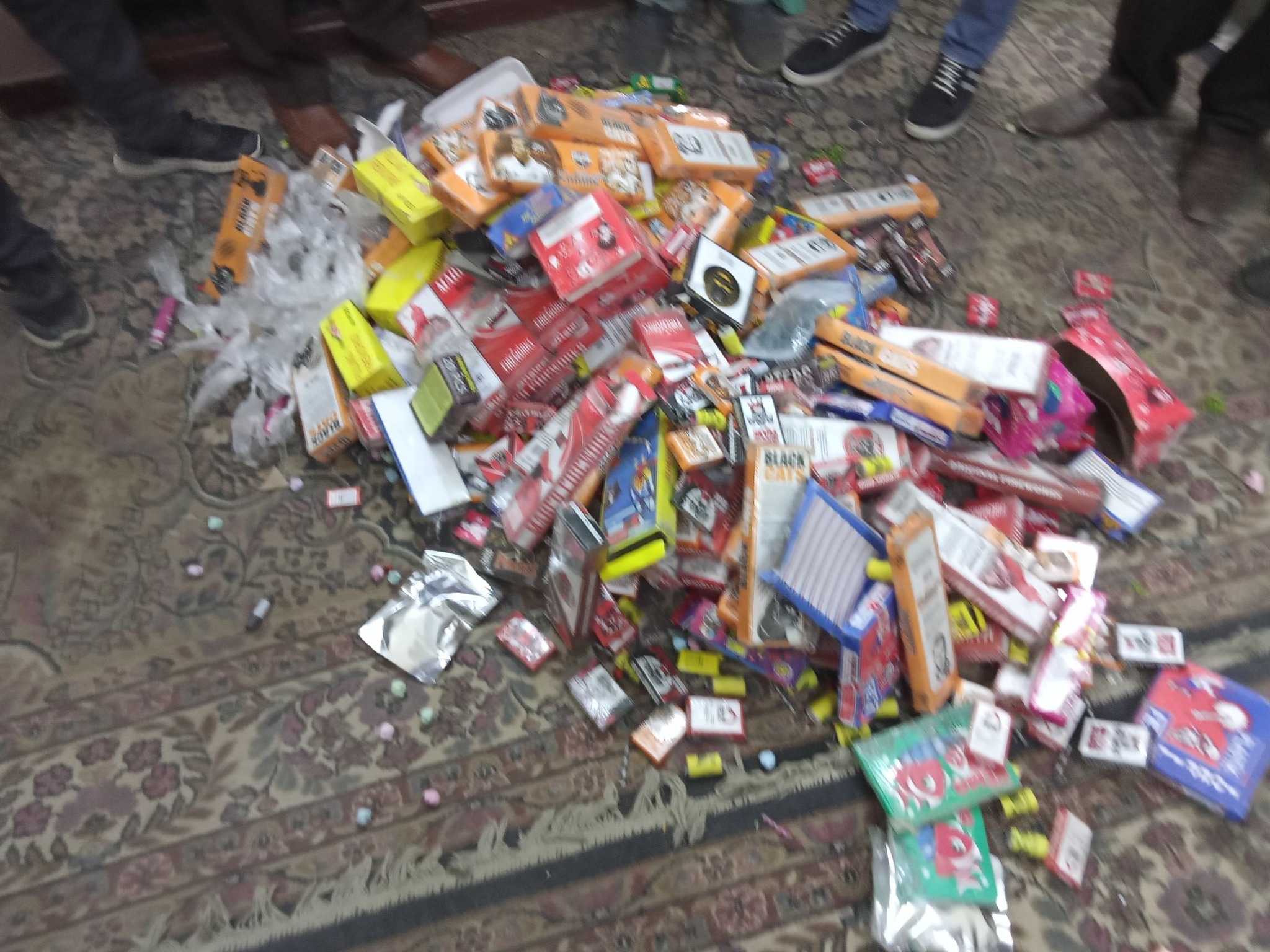 ألعاب نارية تم ضبطها