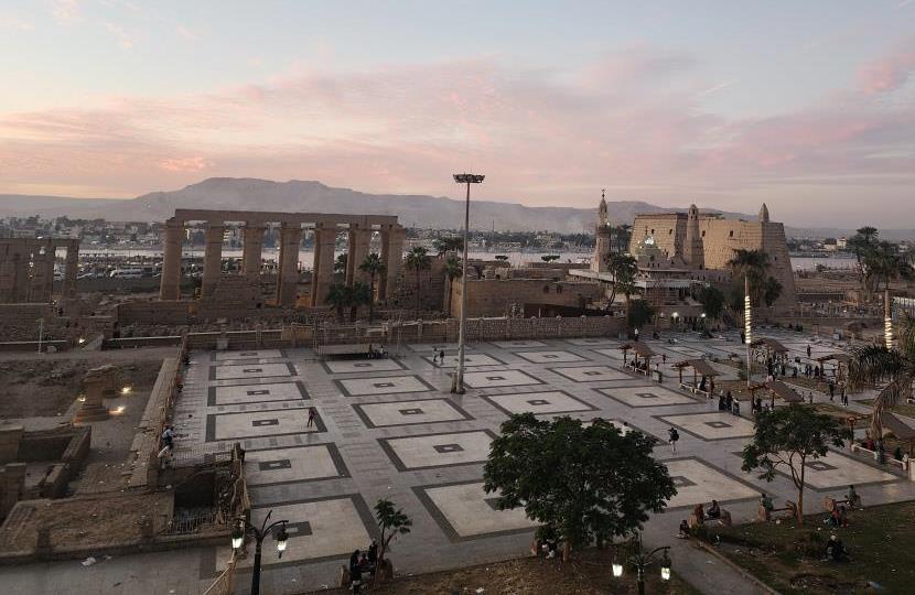 ساحة أبو الحجاج والمسجد على اليمين والمعبد خلفه